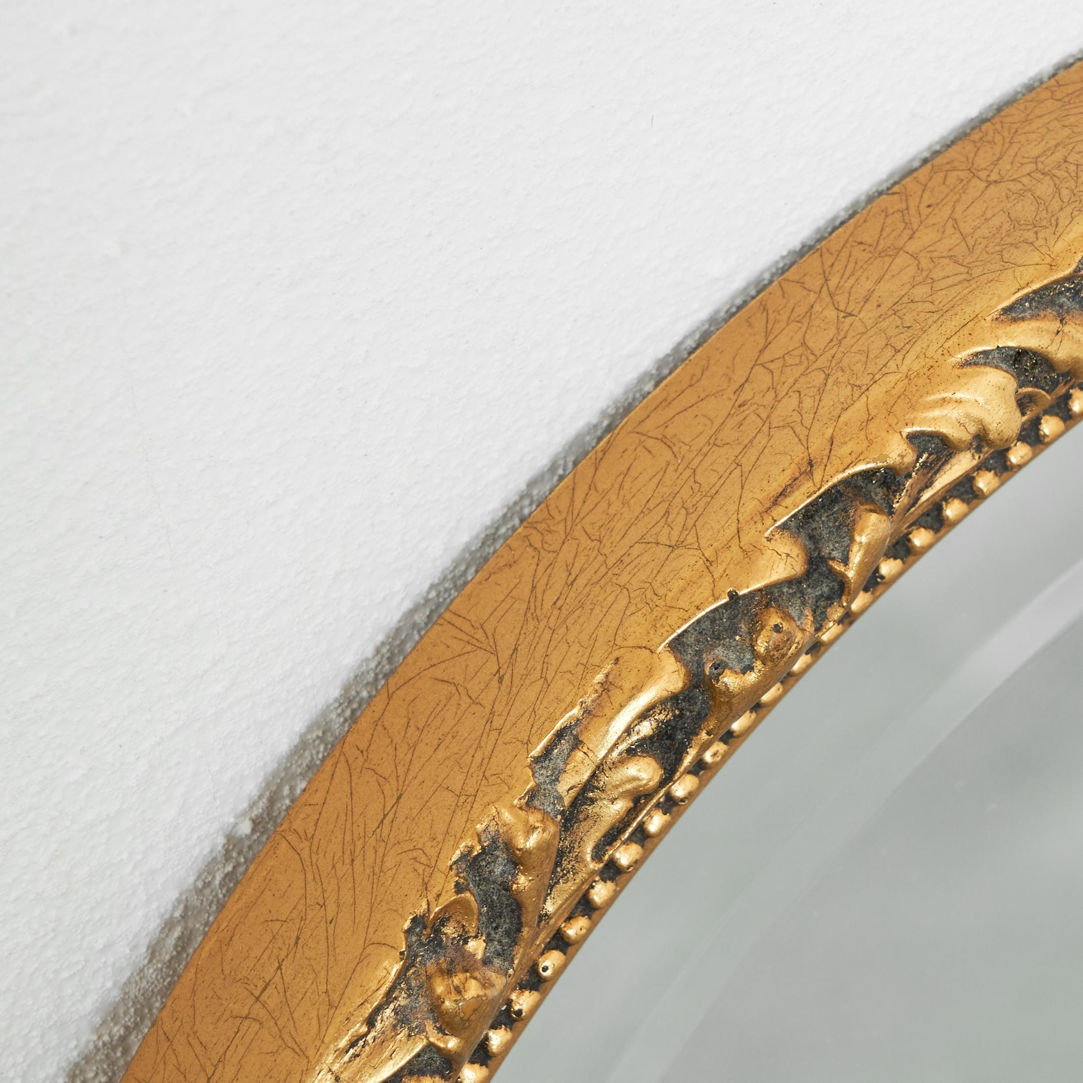 Miroir ovale en bois peint à l'or, années 1960 Bon état - En vente à Meer, VAN