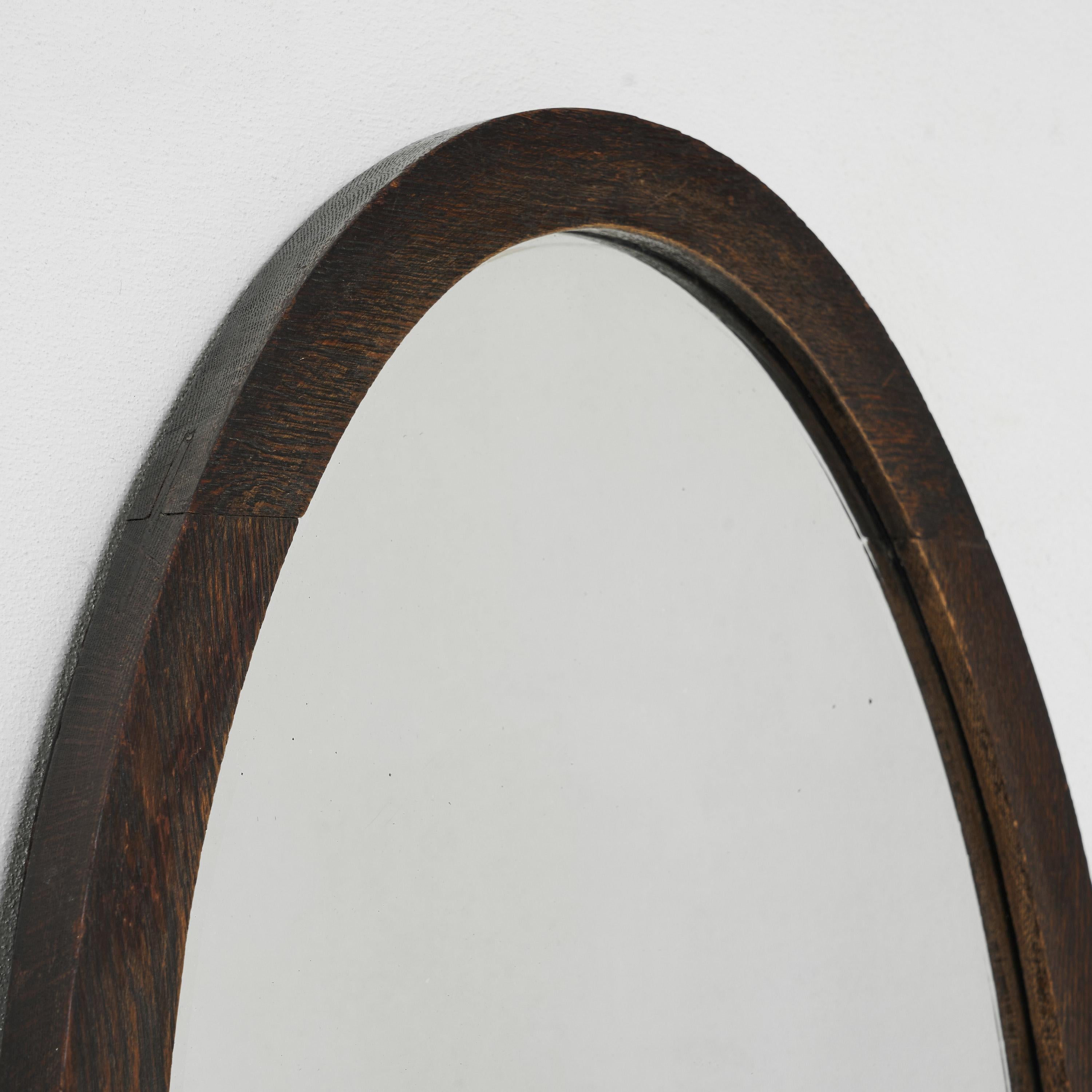 Néerlandais Miroir ovale en chêne massif des années 1930 en vente