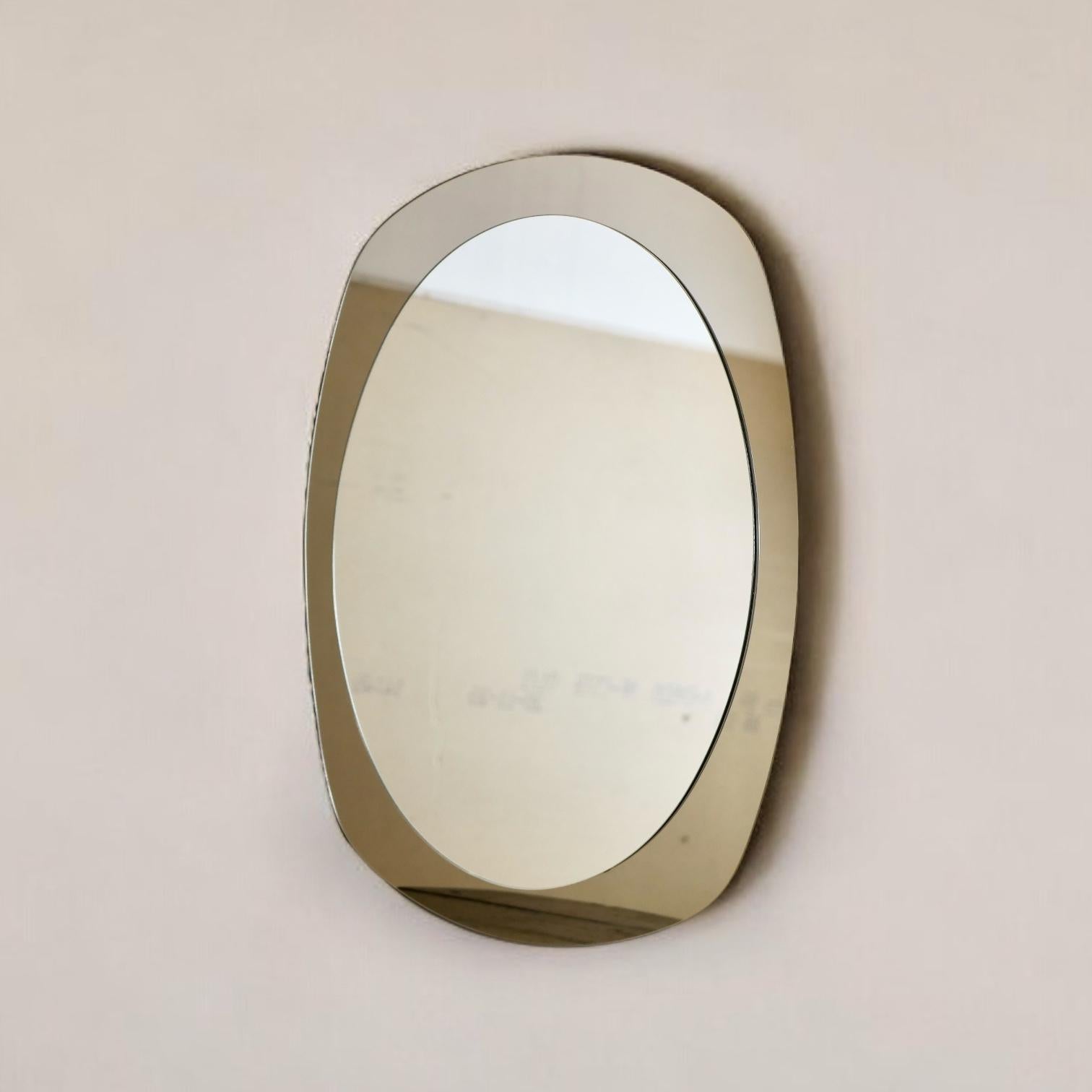 Gorgeous Italian mirror in the style of Fontana Arte, made in Italy in the 1980s.
Two layers mirror, oval shape, with coppery smoked glass on the background.
Very good condition, few light scratches.
Dimensions : H59cm, W42cm
Perfect for bathrooms,