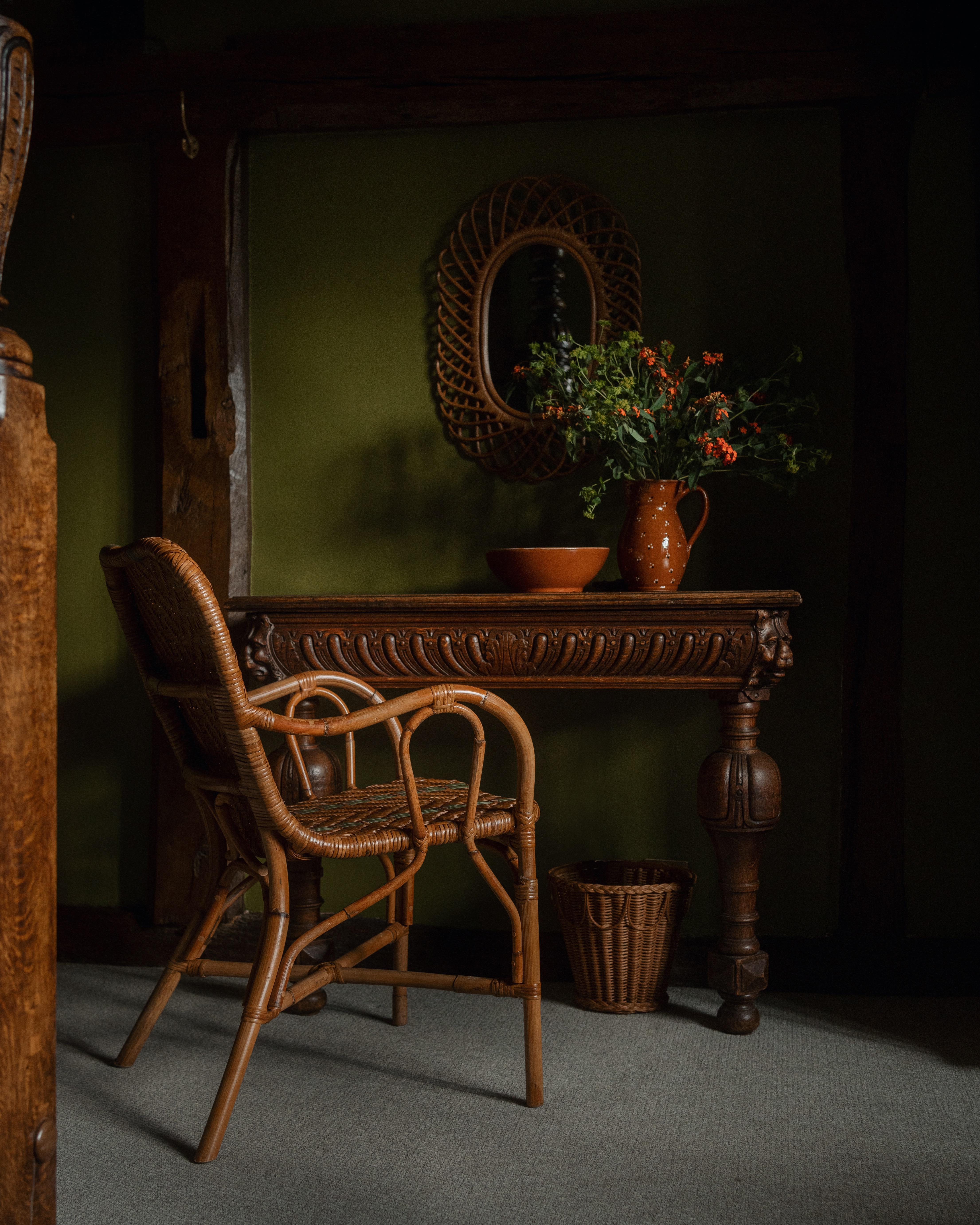 Questo incantevole specchio ovale in rattan, ispirato a un'antica Louise trovata in Francia, è realizzato a mano ed è disponibile sia in dimensioni normali che a figura intera. 