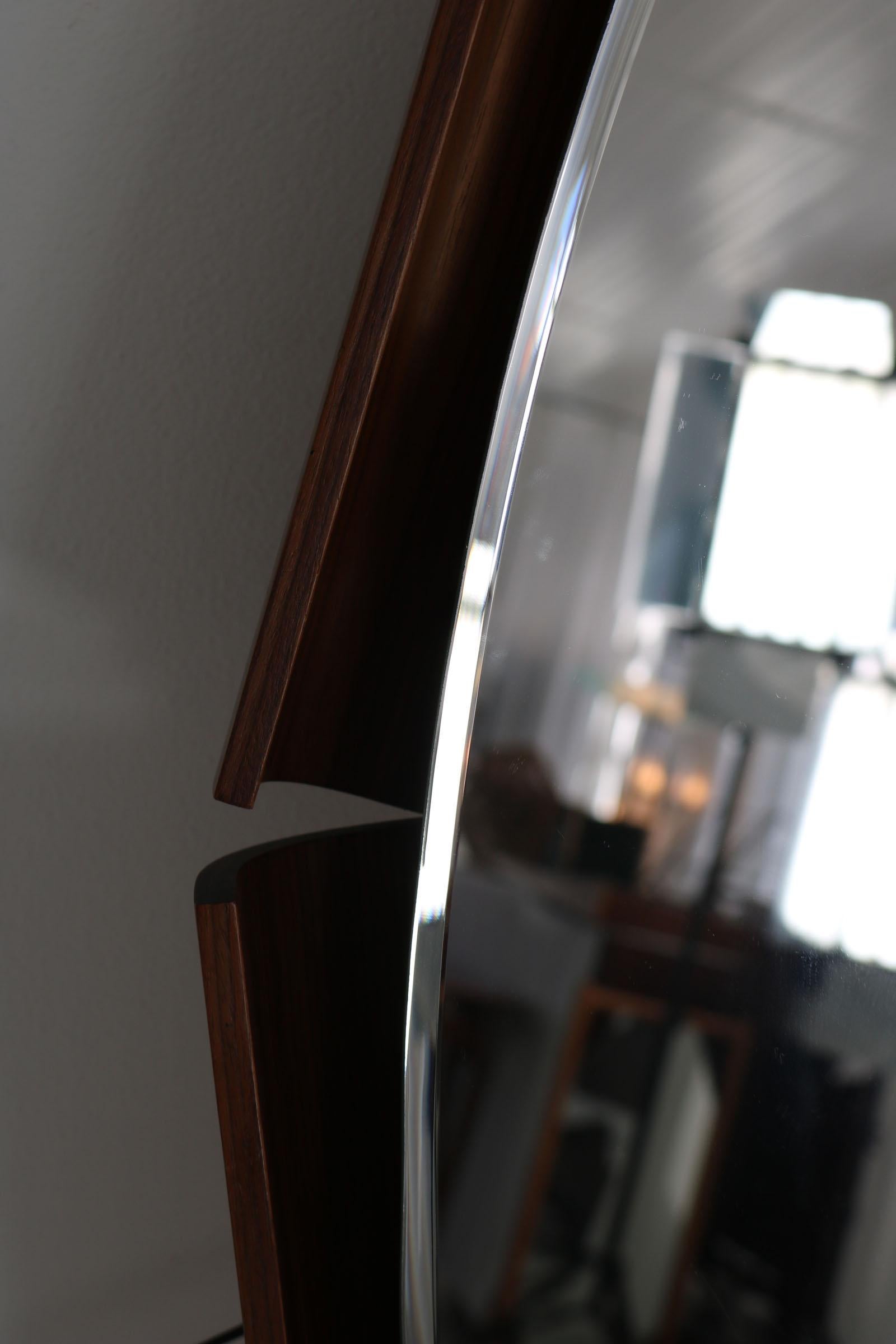 Miroir ovale avec arrière-plan sur cadre incurvé en contreplaqué de teck, par I.S.A. Bergamo en vente 5
