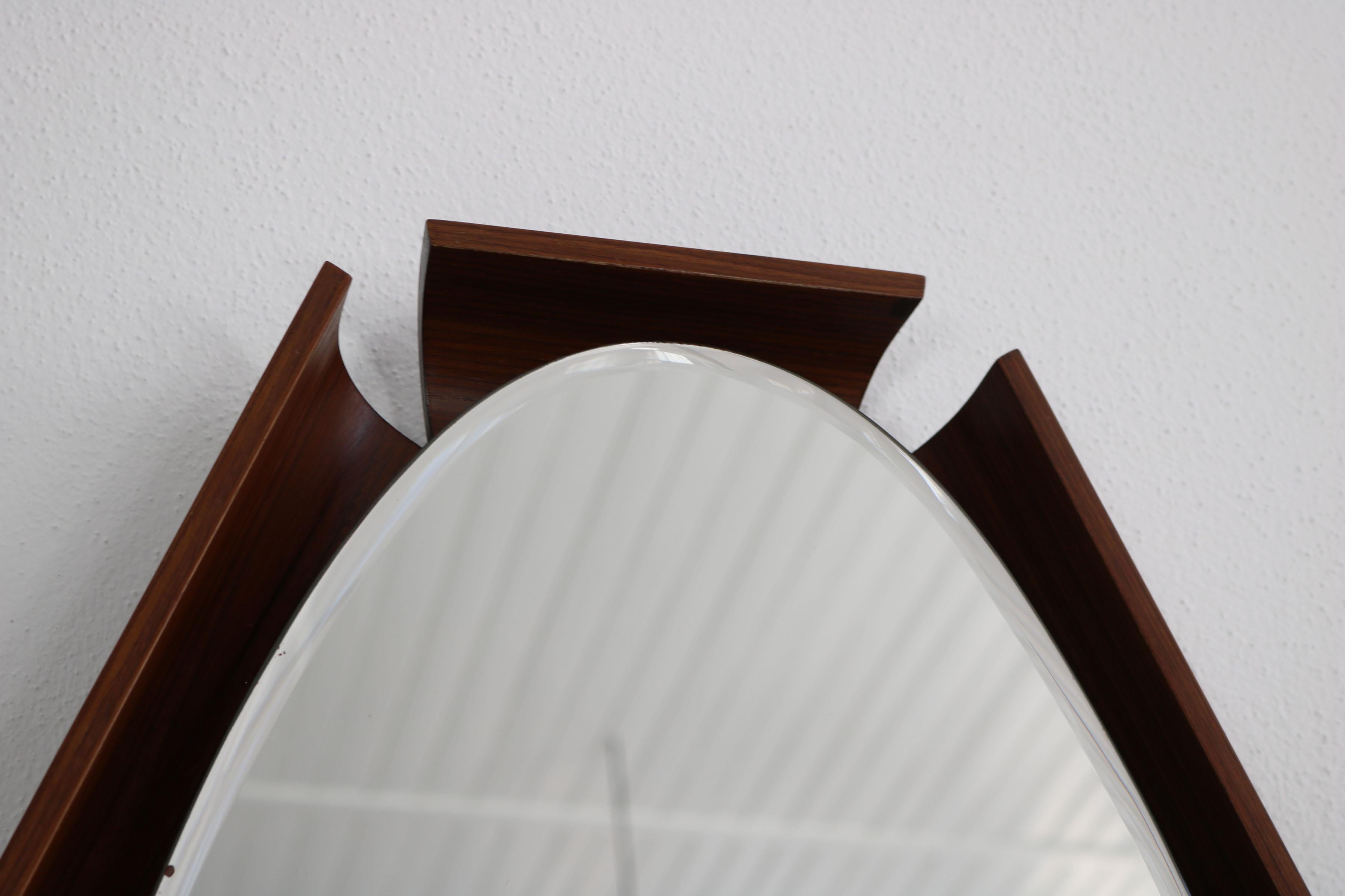 Miroir ovale avec arrière-plan sur cadre incurvé en contreplaqué de teck, par I.S.A. Bergamo en vente 7