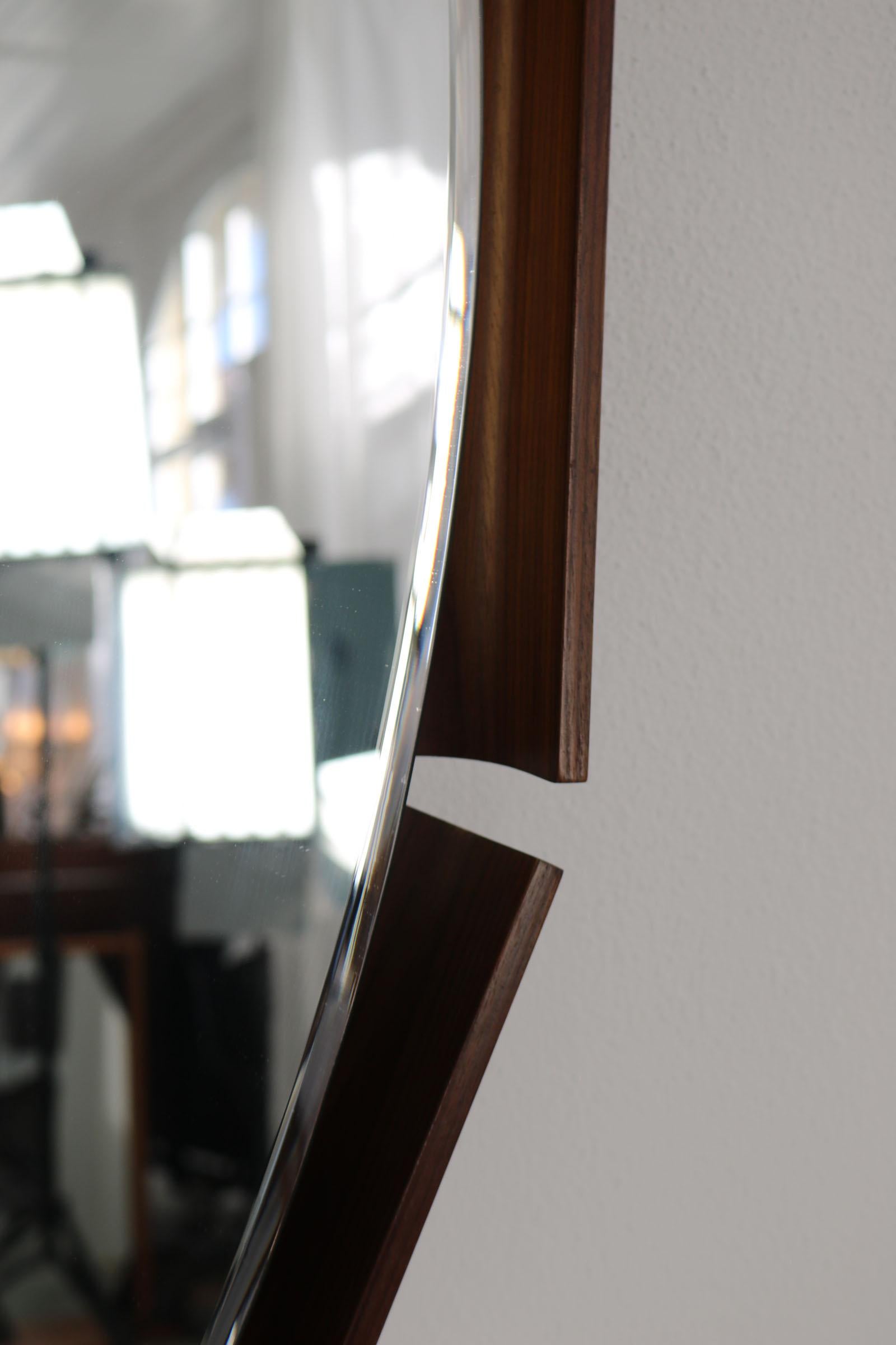 Ovaler Spiegel mit Hintergrundbeleuchtung auf gebogenem Teakholzsperrholzrahmen, von I.S.A. Bergamo im Angebot 9