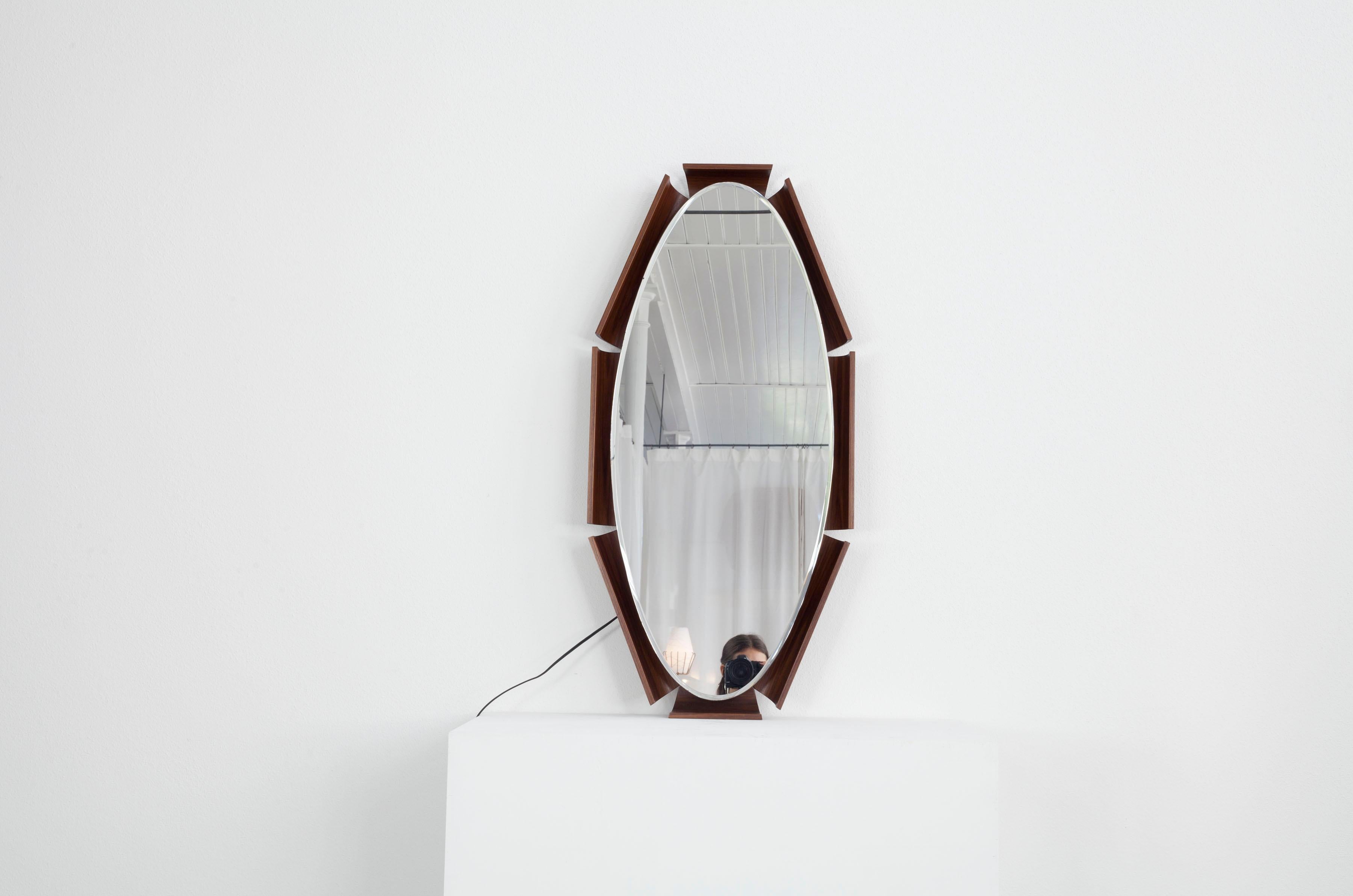 Miroir ovale avec rétro-éclairage sur cadre incurvé en contreplaqué de teck, design par I+I A. Bergamo, années 1960, bon état.