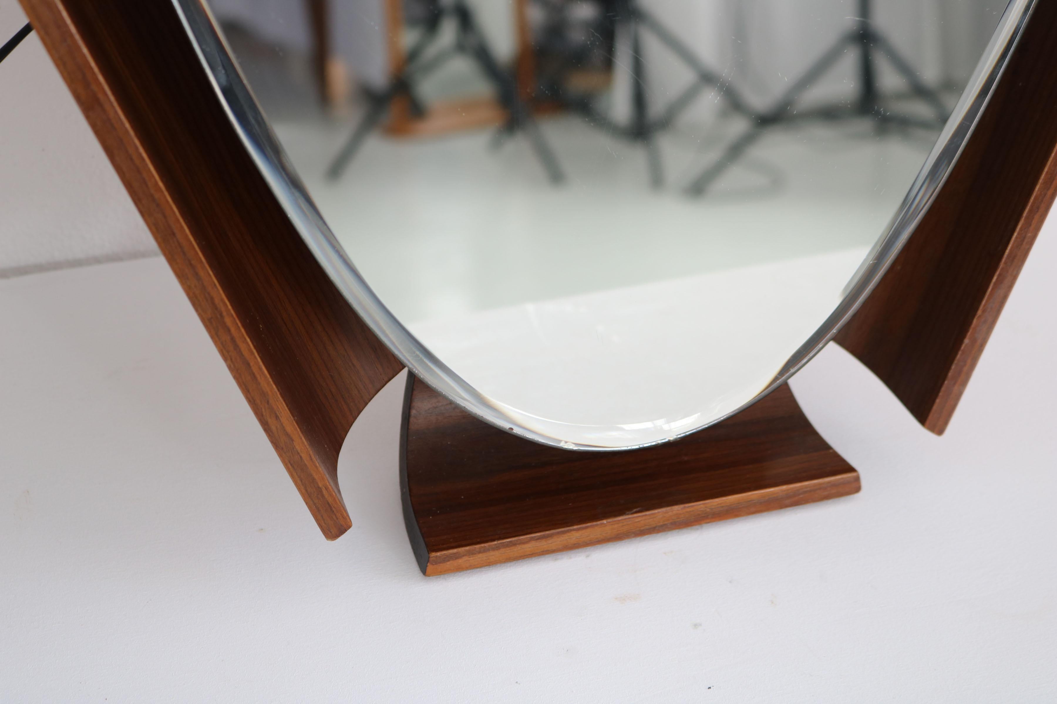 Miroir ovale avec arrière-plan sur cadre incurvé en contreplaqué de teck, par I.S.A. Bergamo en vente 3