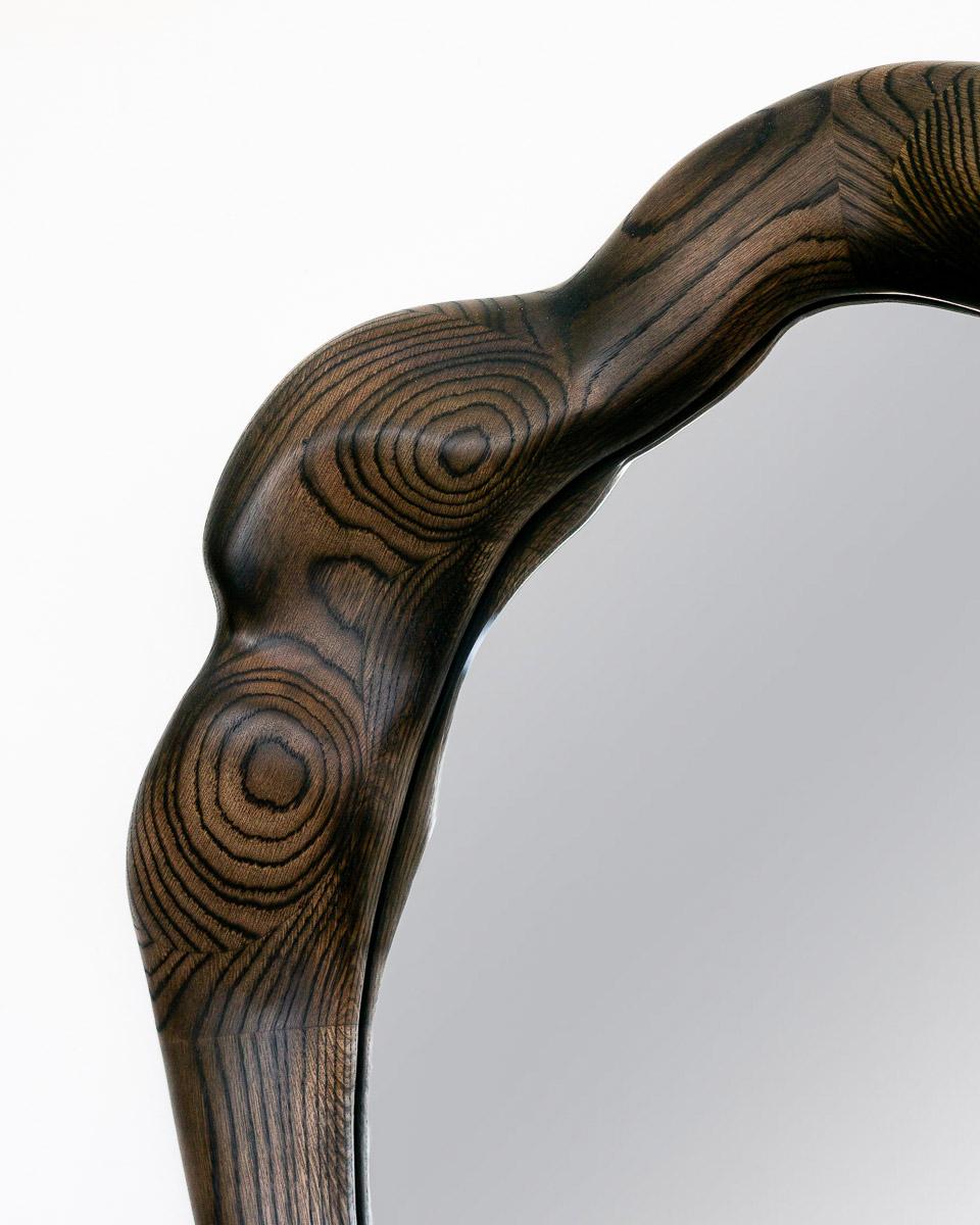 Allemand Miroir ovale avec cadre en chêne rouge carbonisé par Alexander Knysch en vente