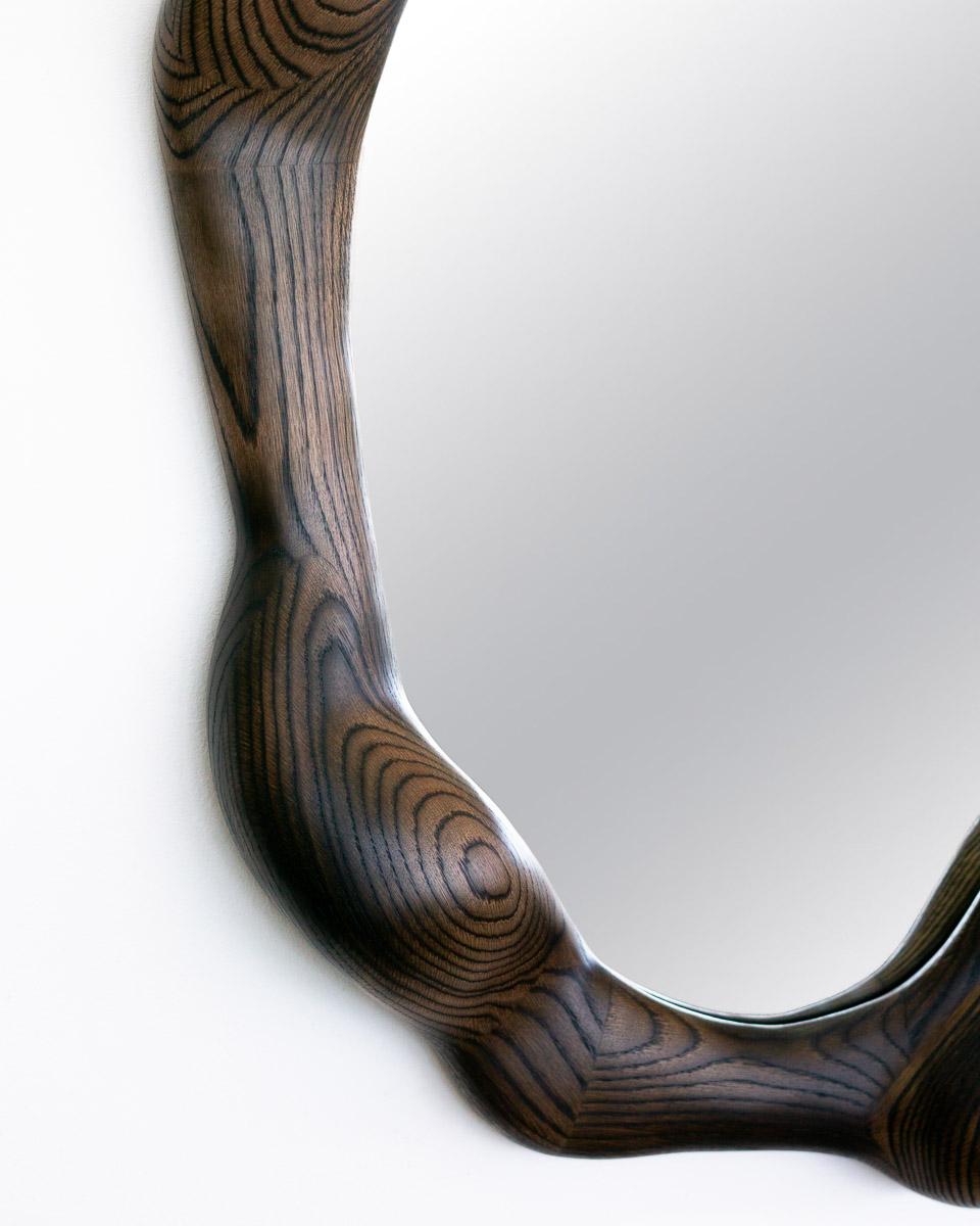 Miroir ovale avec cadre en chêne rouge carbonisé par Alexander Knysch Neuf - En vente à Geneve, CH