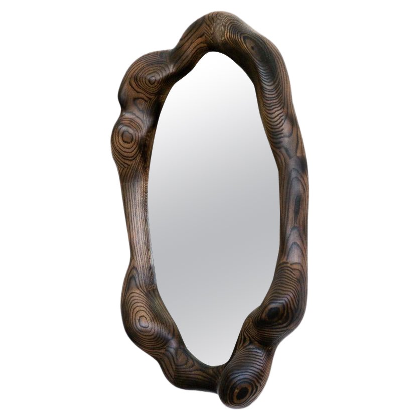 Miroir ovale avec cadre en chêne rouge carbonisé par Alexander Knysch