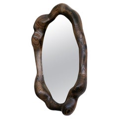 Miroir ovale avec cadre en chêne rouge carbonisé par Alexander Knysch