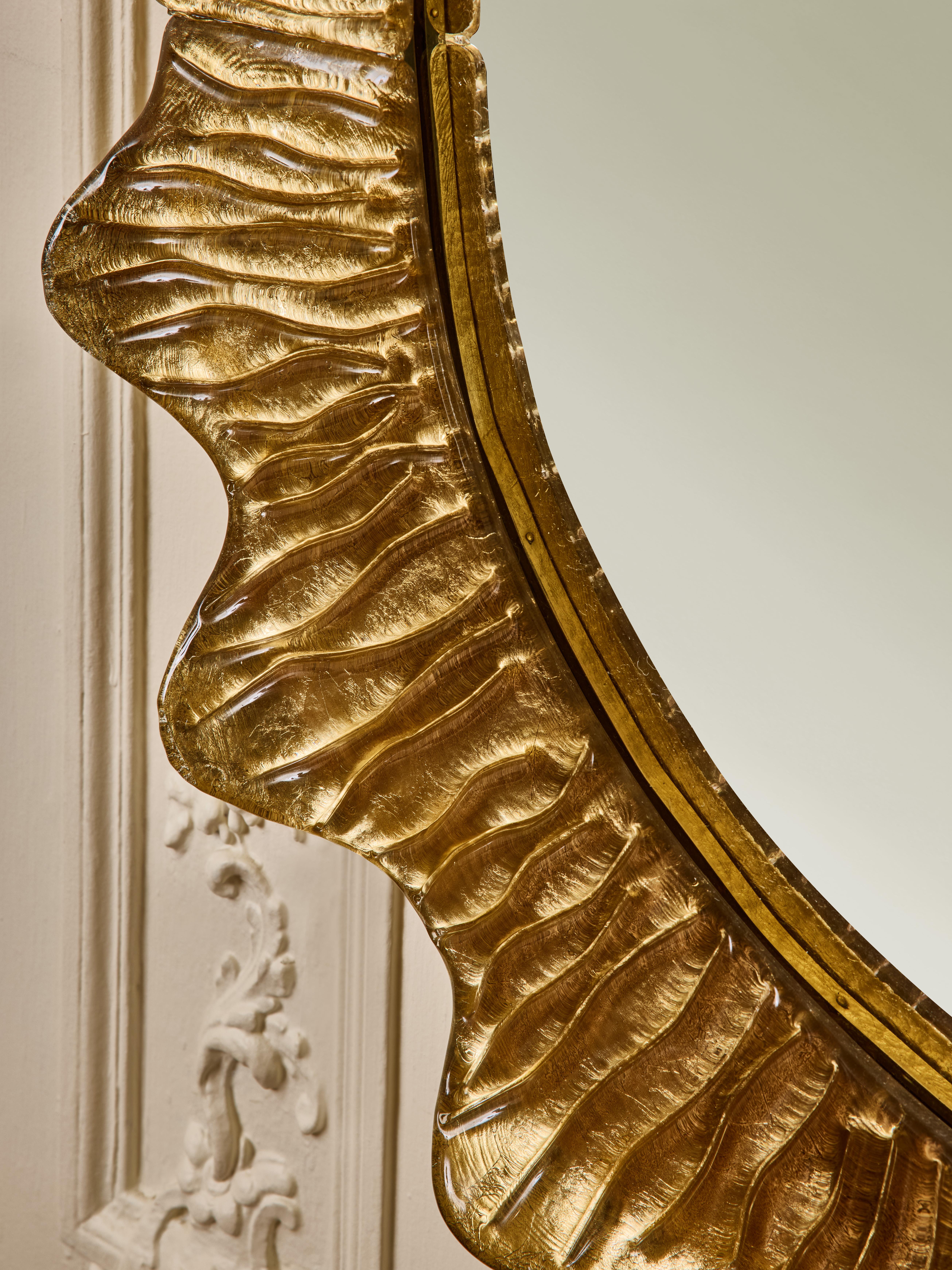 Mid-Century moderno Specchio ovale con cornice in vetro di Murano dorato di Studio A. Glustin in vendita
