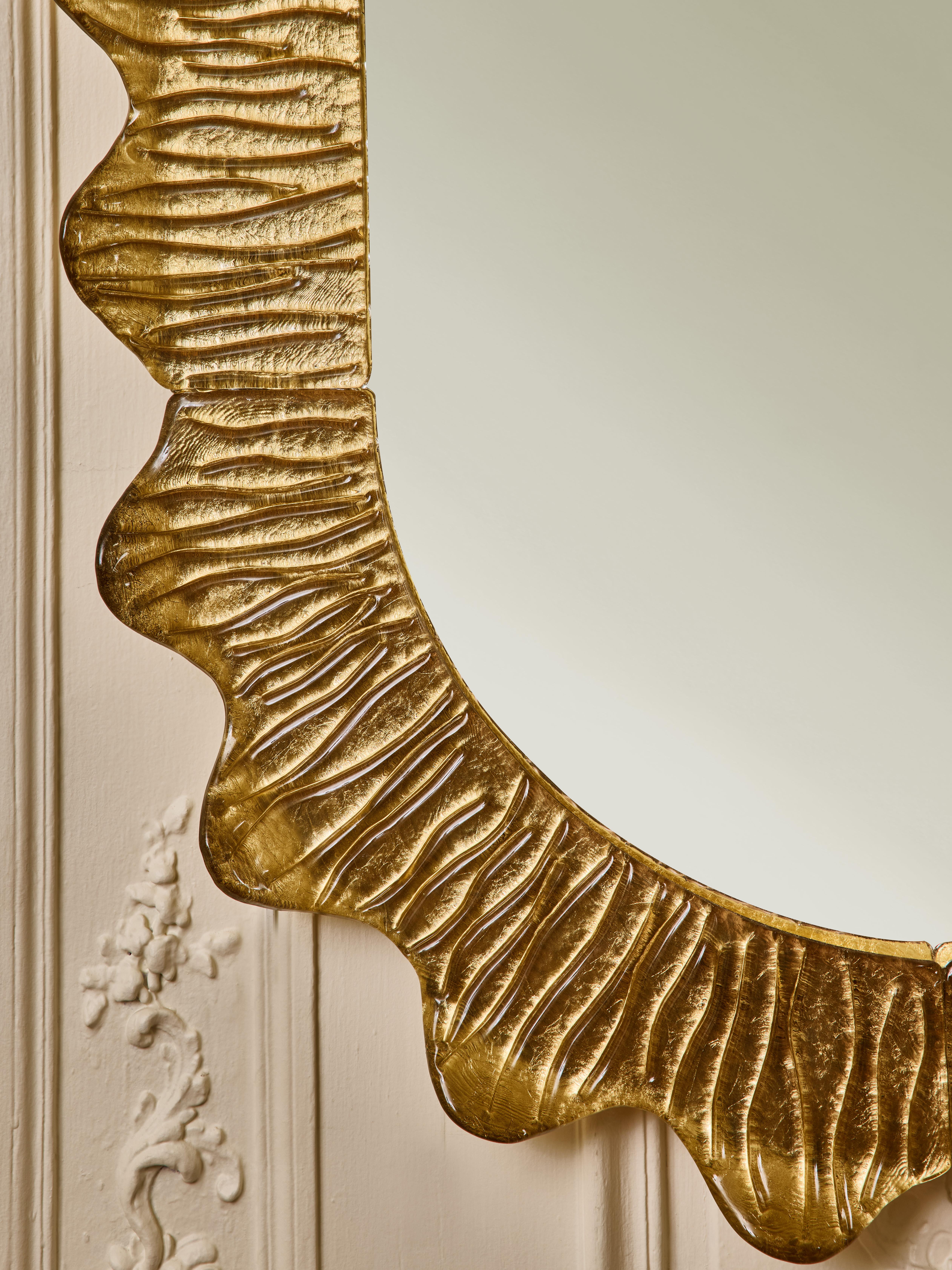 XXI secolo e contemporaneo Specchio ovale con cornice in vetro di Murano dorato di Studio A. Glustin in vendita