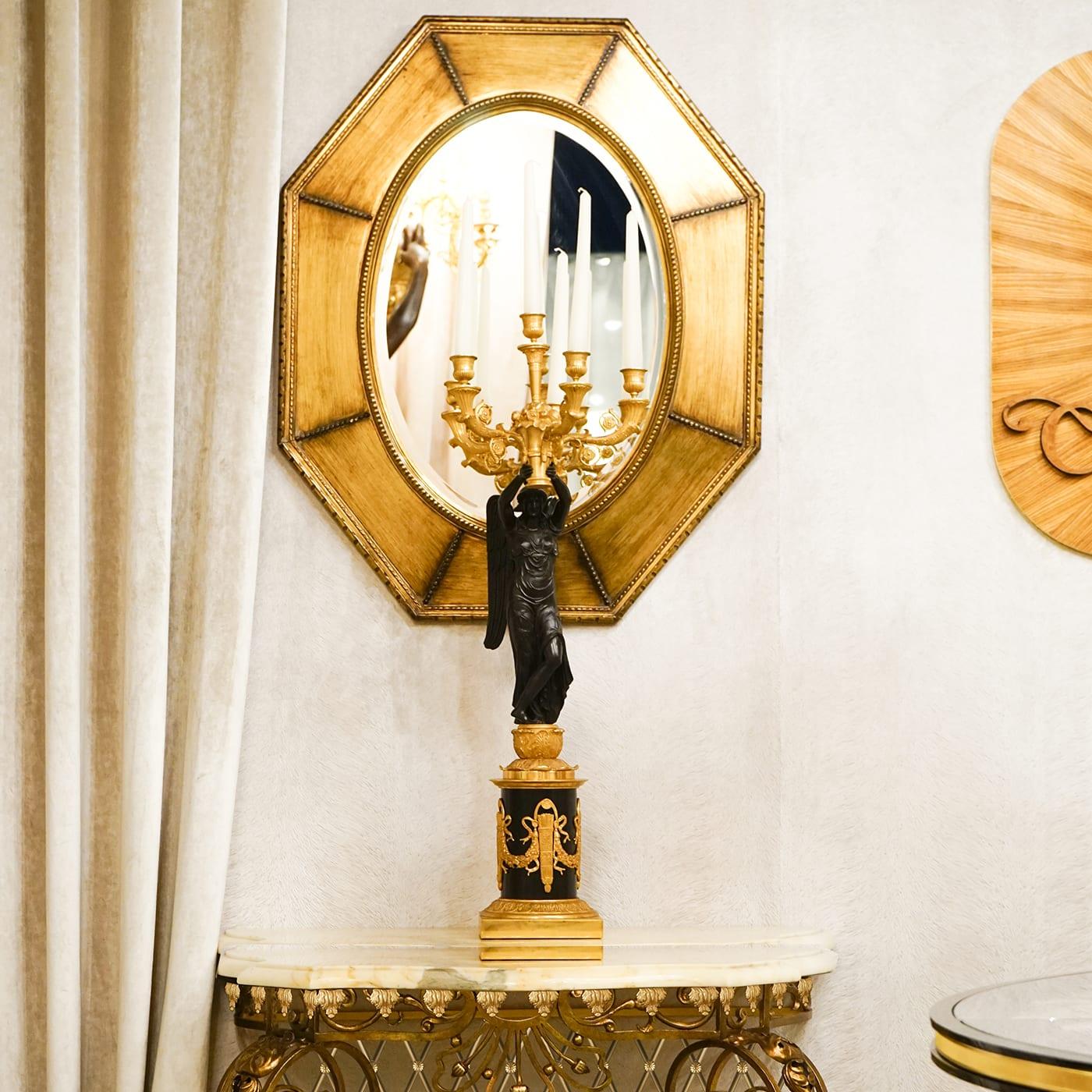 Una auténtica declaración de lujo con un papel funcional, este espejo complementará idealmente las decoraciones clásicas o acentuará las contemporáneas con un toque de eclecticismo. El cuerpo ovalado de cristal espejado está encerrado en un atrevido