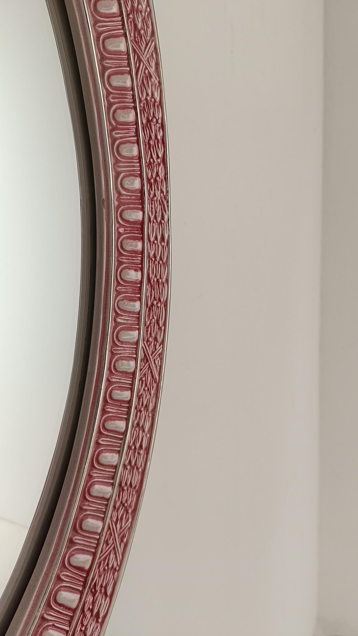 Uno specchio insolito che difficilmente troverai di nuovo.

Elegante e irriverente allo stesso tempo, questo articolo riproduce uno specchio in stile Reggenza francese con tutti gli elementi decorativi tipici della fine del XVIII secolo che, invece