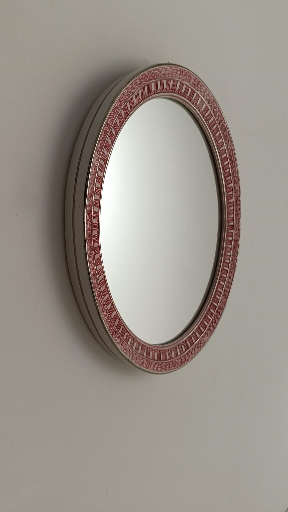 Italiano Specchio ovale con decorazione Regency nello stile di P. Fornasetti, Italia anni '50 in vendita