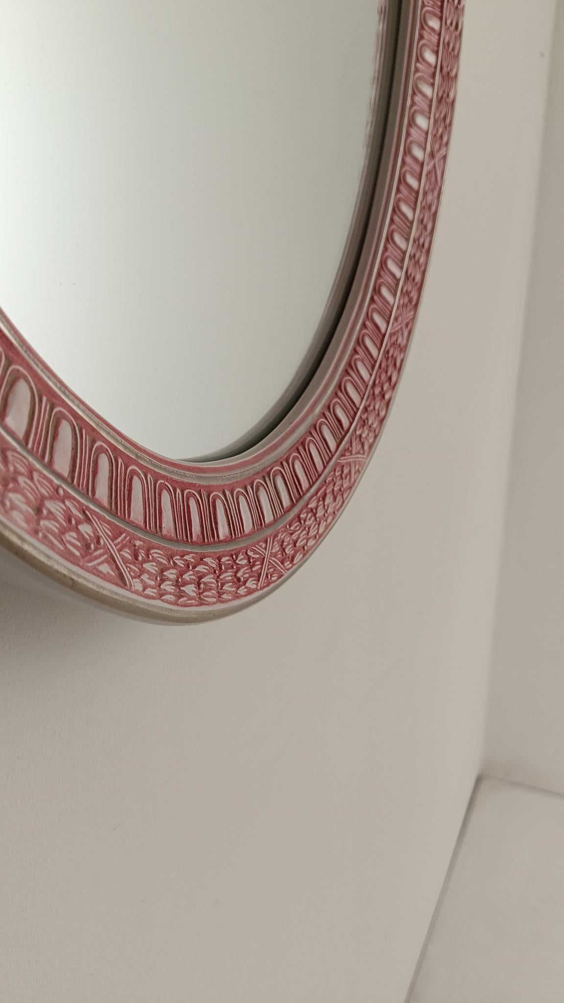 Specchio ovale con decorazione Regency nello stile di P. Fornasetti, Italia anni '50 In condizioni buone in vendita a Roma, IT