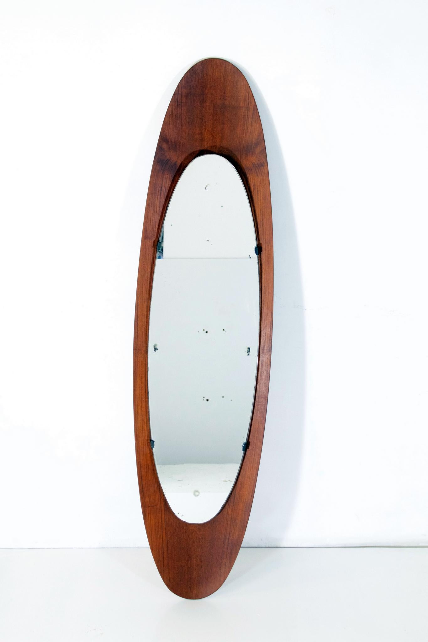 Originaler ovaler Spiegel des italienischen Duos Campo e Graffi. Das Originalglas hat eine Verfärbung siehe Bild. Ansonsten können sie bei Bedarf leicht ersetzt werden.