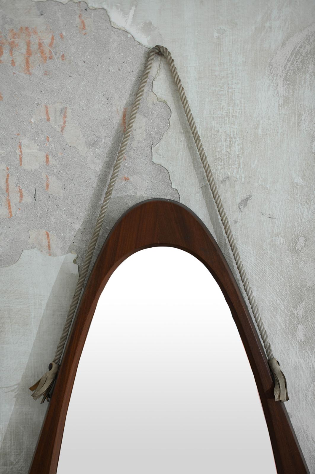 Miroir ovale avec cadre en bois et détails en cordon de cuir, années 1950 Bon état - En vente à Roma, RM