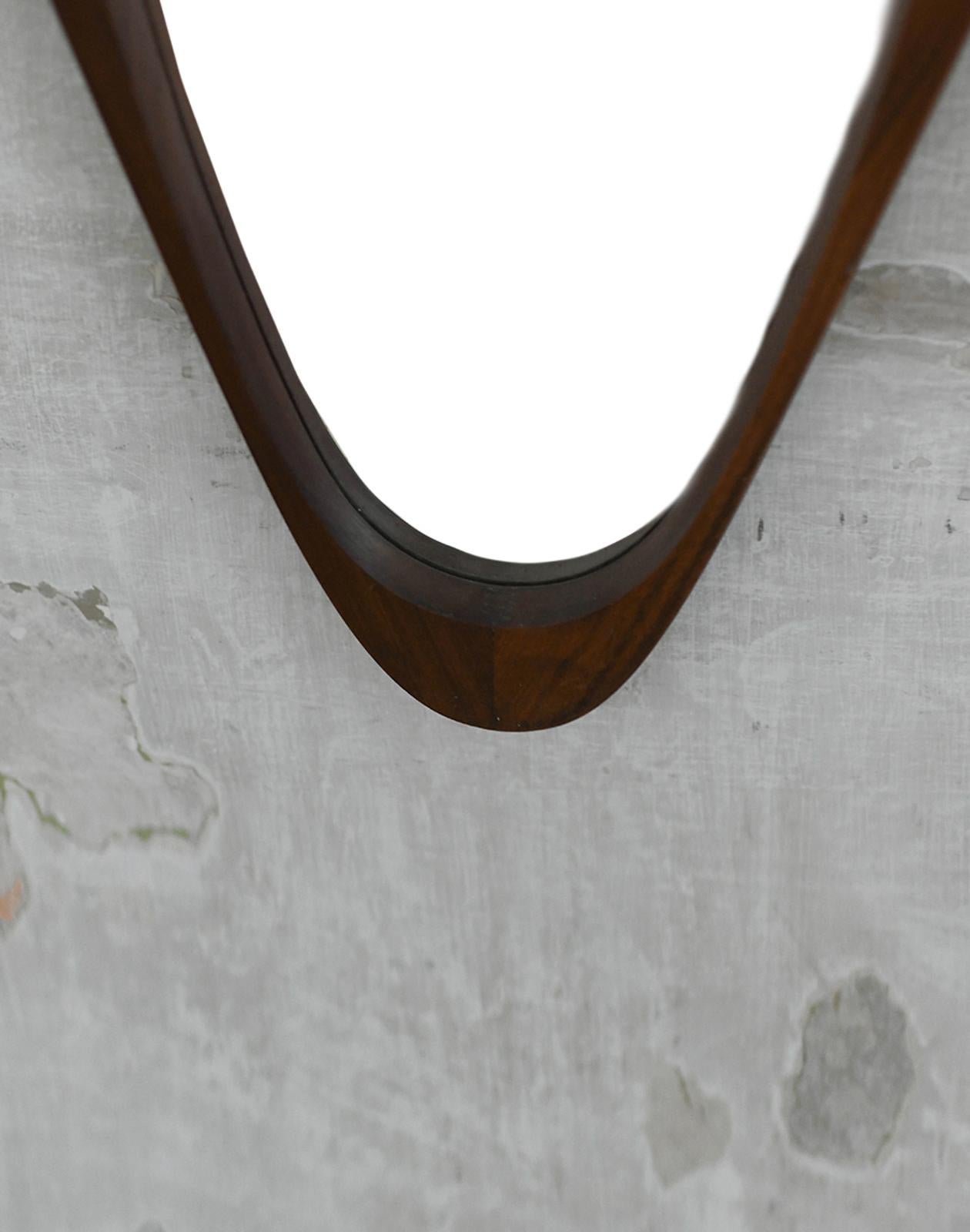 Milieu du XXe siècle Miroir ovale avec cadre en bois et détails en cordon de cuir, années 1950 en vente