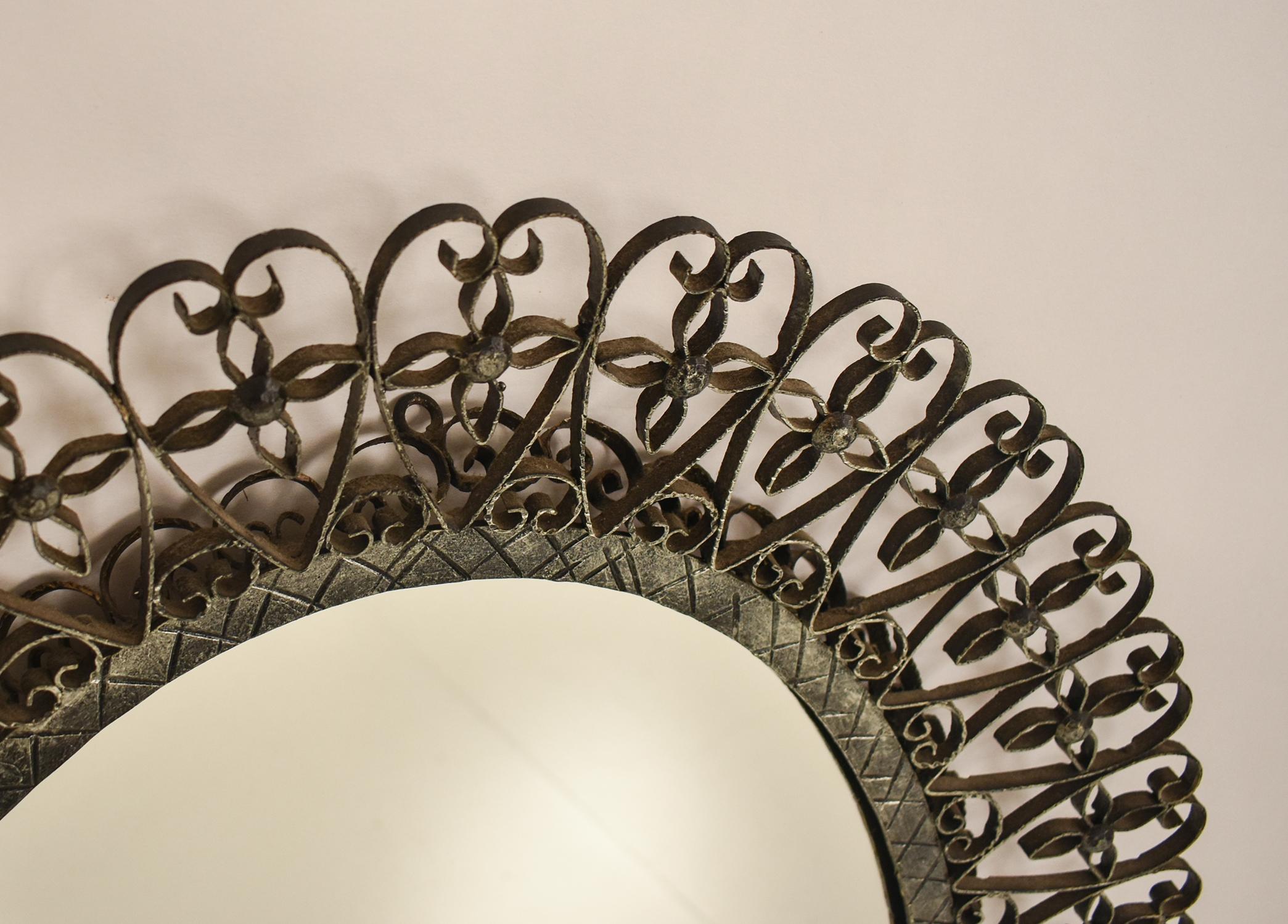 Ovaler Spiegel, geschmiedetes Eisen. Spanien 1970er Jahre
Patiniert in gealterter Silberfarbe. Schöne Patina.
Erfolgreiche Ergänzung in einem klassischen oder zeitgenössischen Umfeld.
Gesamtmaße: Höhe 78cm, Breite 61cm. Tiefe 5cm.
Maße des Spiegels: