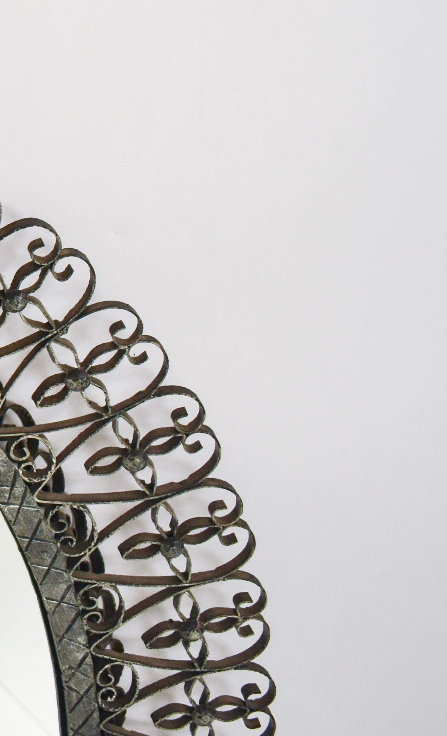 Mid-Century Modern Miroir ovale en fer forgé. Espagne des années 1970, patiné en couleur argent vieilli. en vente
