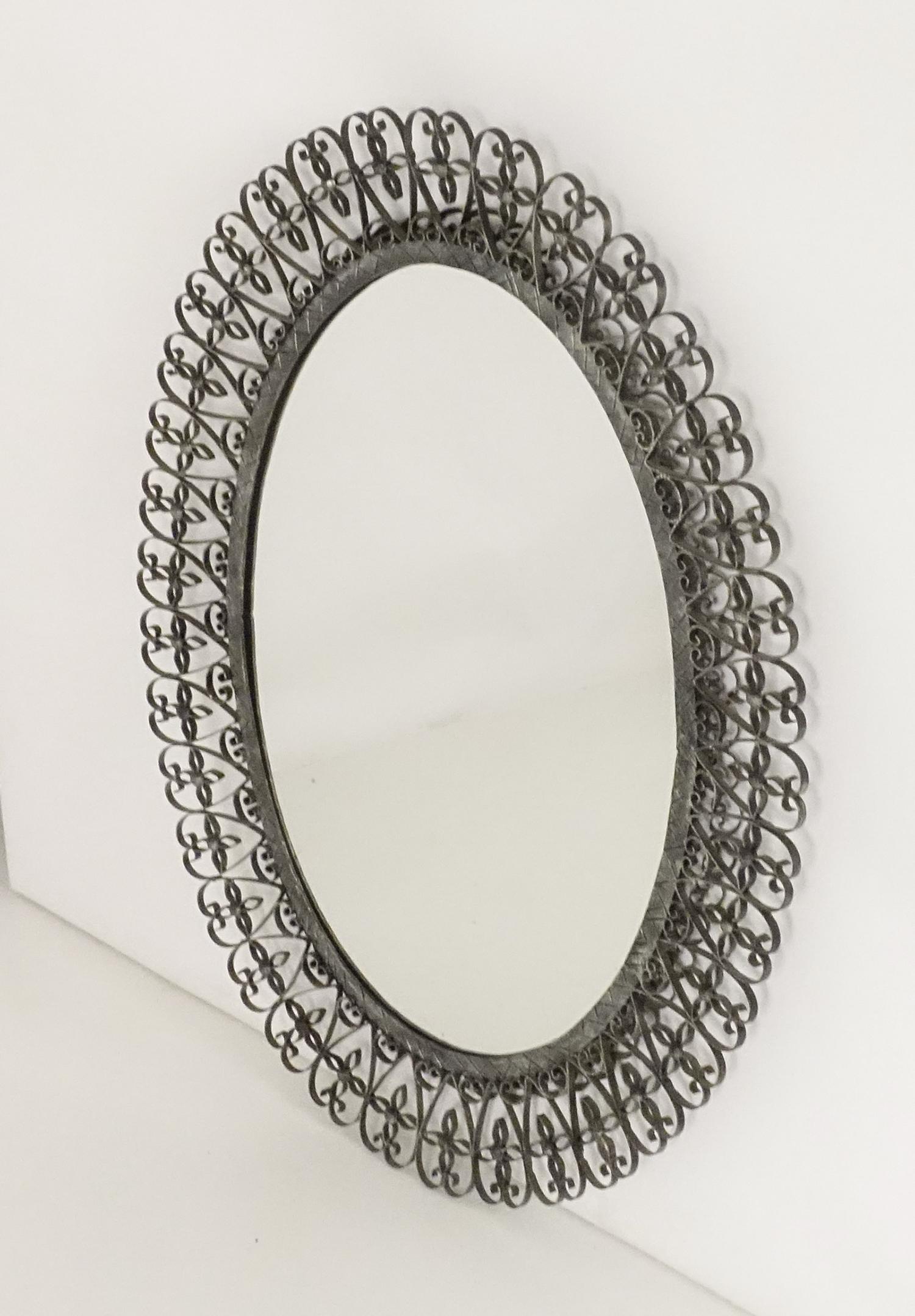 Ovaler Spiegel, geschmiedetes Eisen. Spanien 1970er Jahre patiniert in gealterter Silberfarbe. (Spanisch) im Angebot