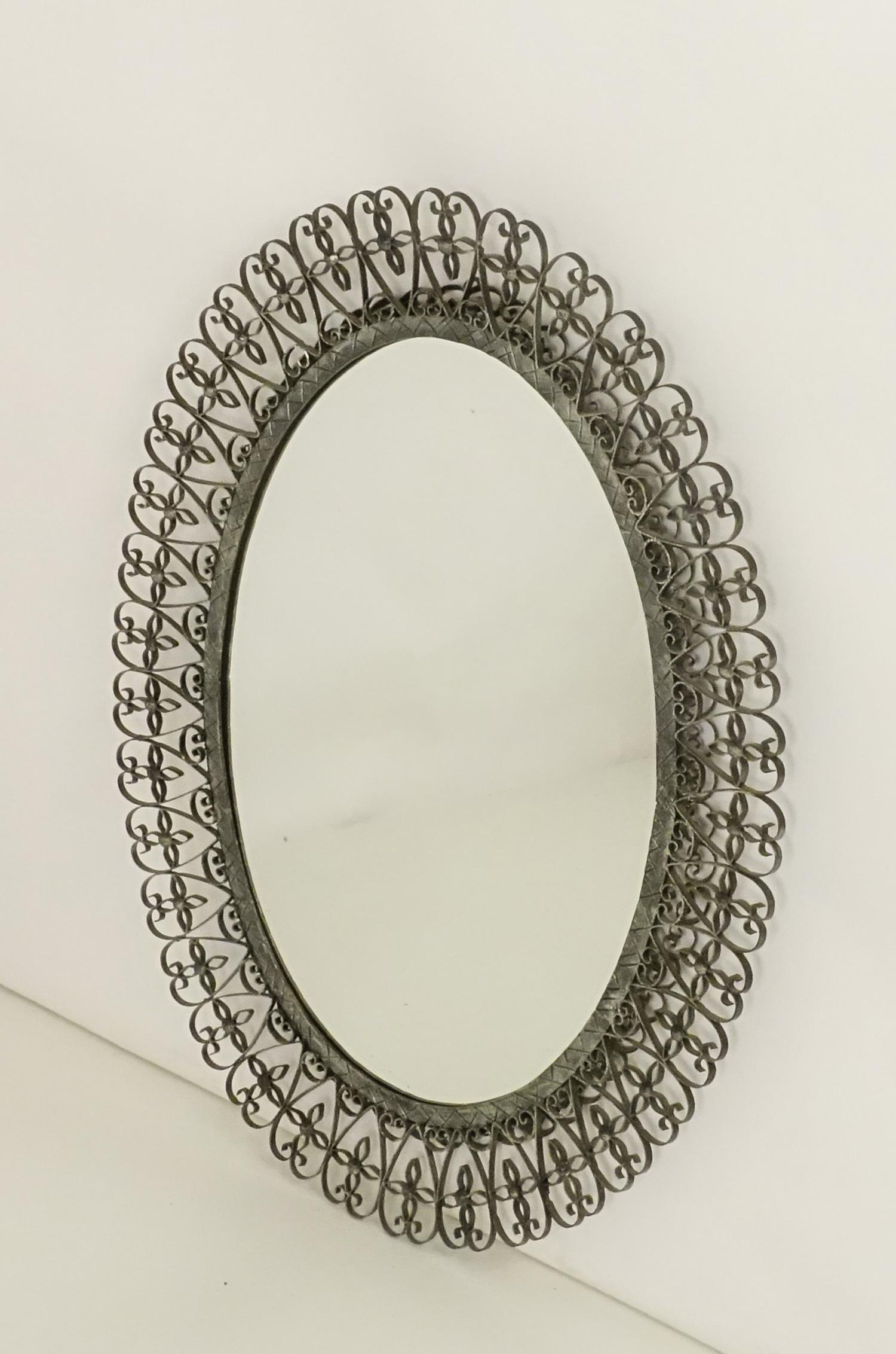 Miroir ovale en fer forgé. Espagne des années 1970, patiné en couleur argent vieilli. Bon état - En vente à Barcelona, Cataluna