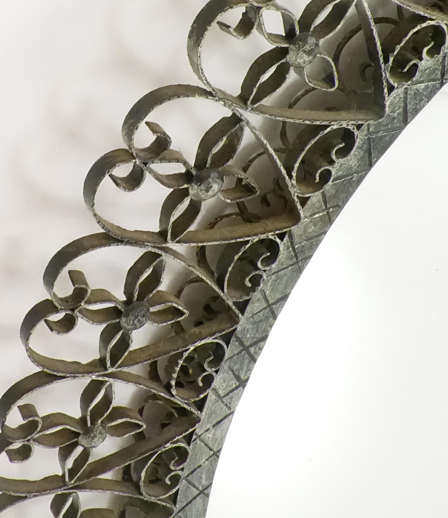 Fin du 20e siècle Miroir ovale en fer forgé. Espagne des années 1970, patiné en couleur argent vieilli. en vente