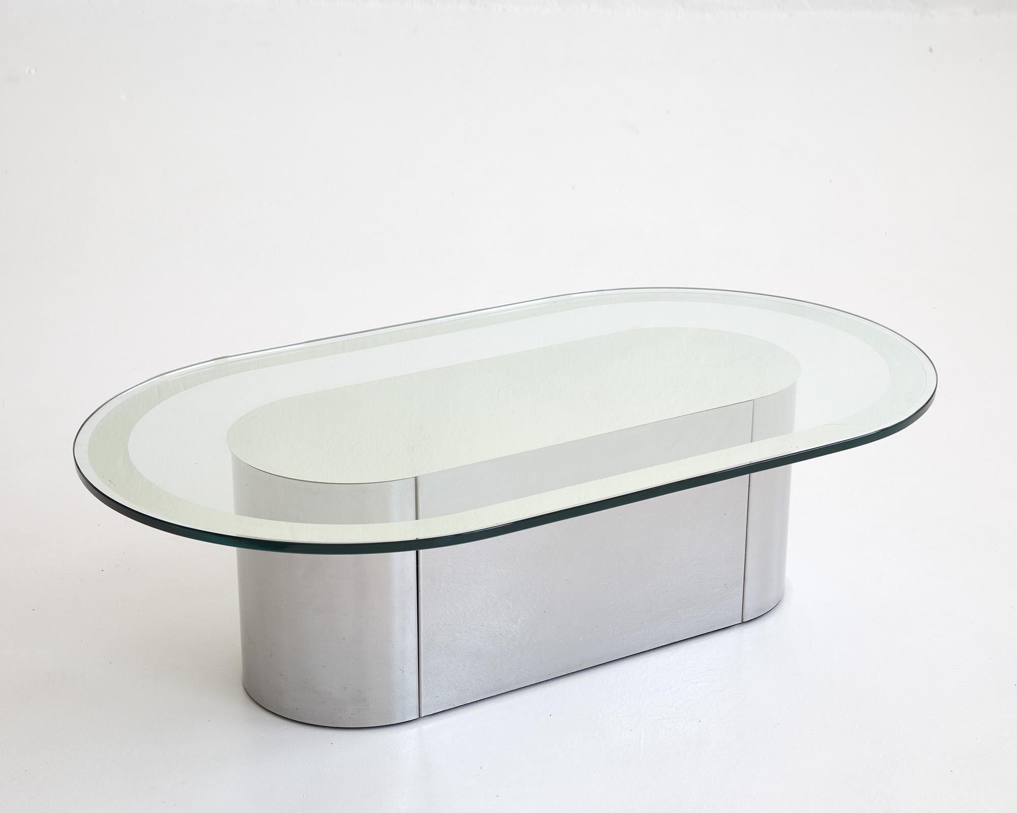 italien Table basse ovale en métal poli et verre avec miroir, Italie, années 1970 en vente