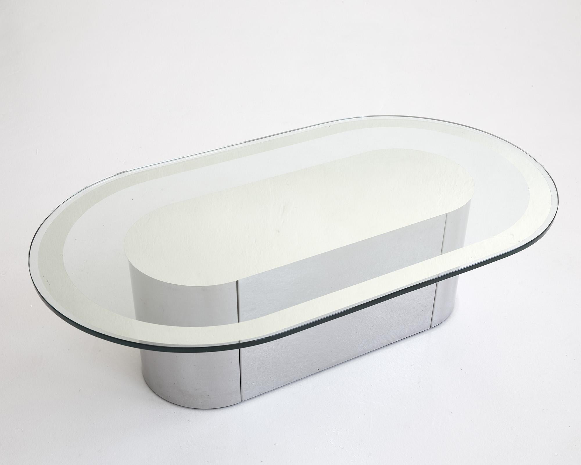 Oval mirrored polished metal and glass coffee table, Italy 1970's In Good Condition For Sale In Renens, CH