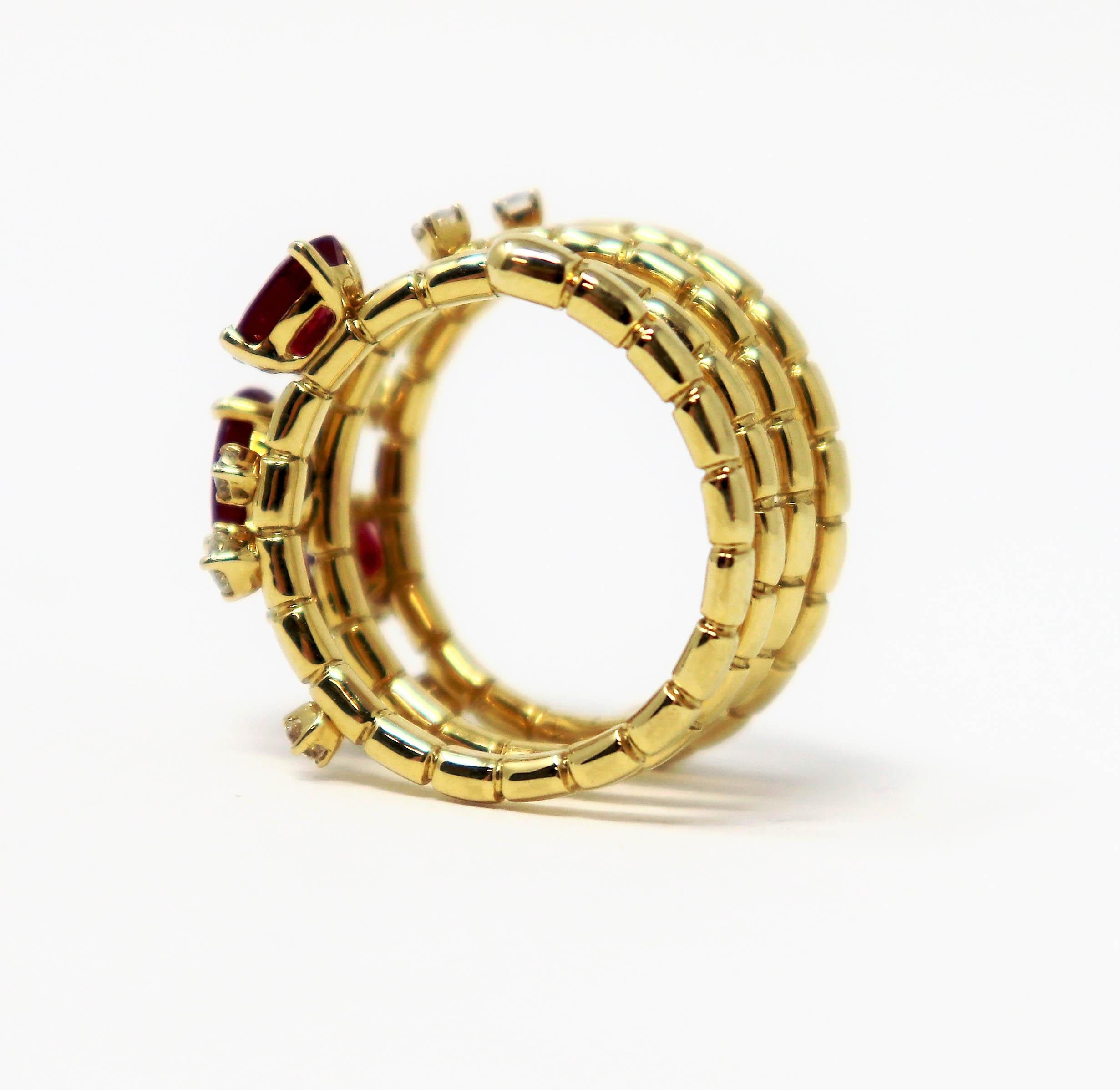 Rubino ovale e diamante da 3 carati totali Anello flessibile a più file in oro 14 carati in vendita 2