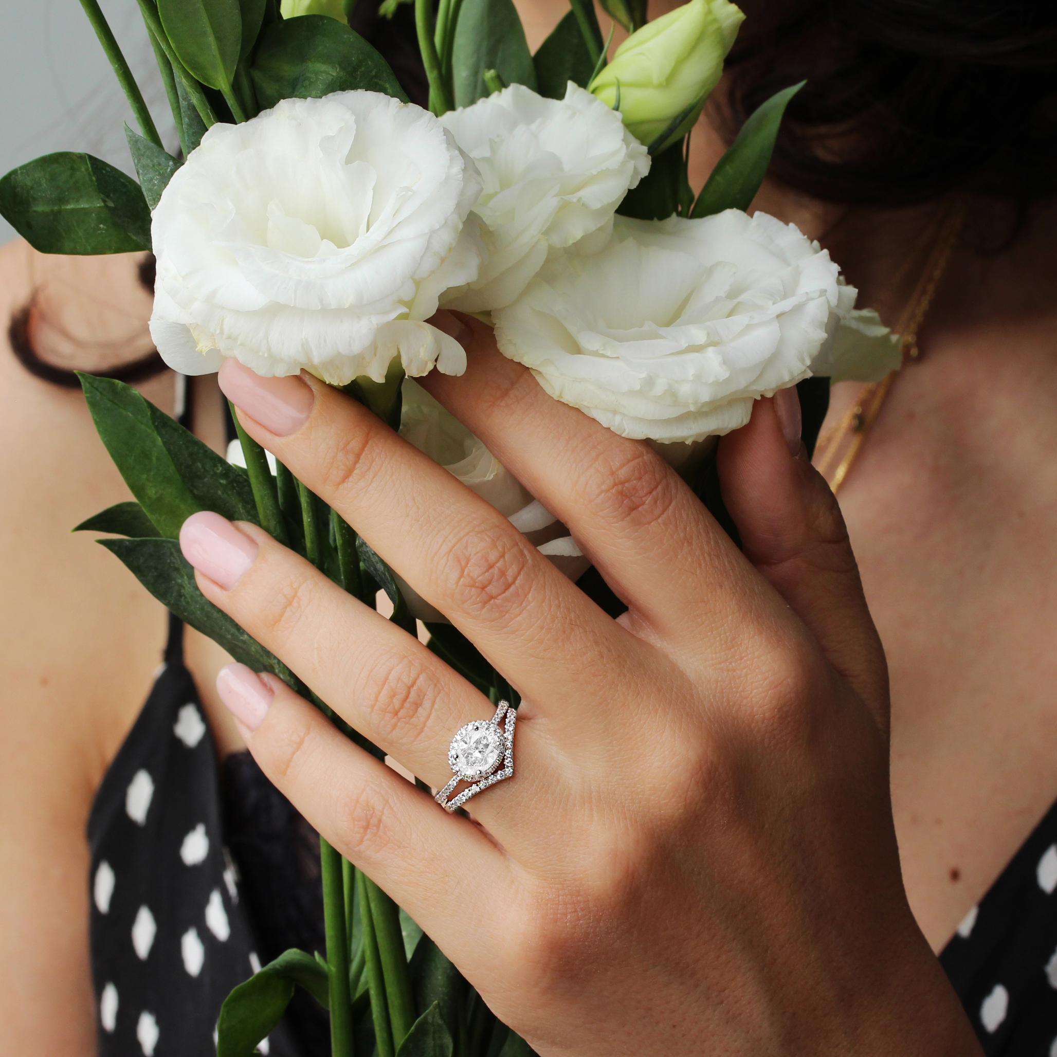 Contemporain Bague de fiançailles alternative Ivy avec halo de diamants ovales et moissanite unique de style est-ouest en vente