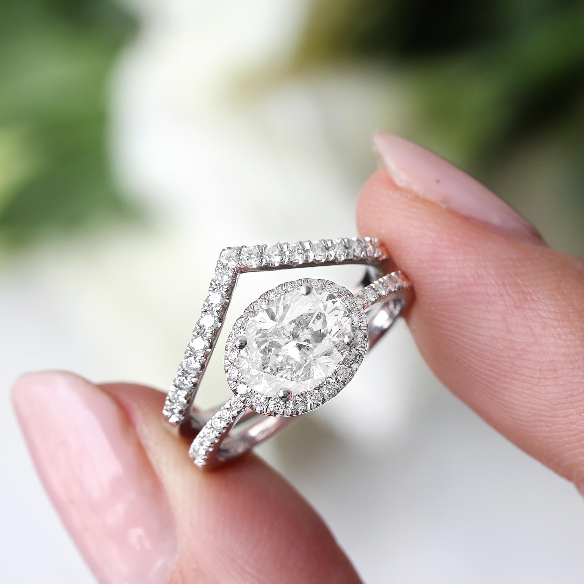 Ovaler Moissanit-Diamant-Halo, einzigartiger Ost-West-Verlobungsring – Efeu (Ovalschliff) im Angebot