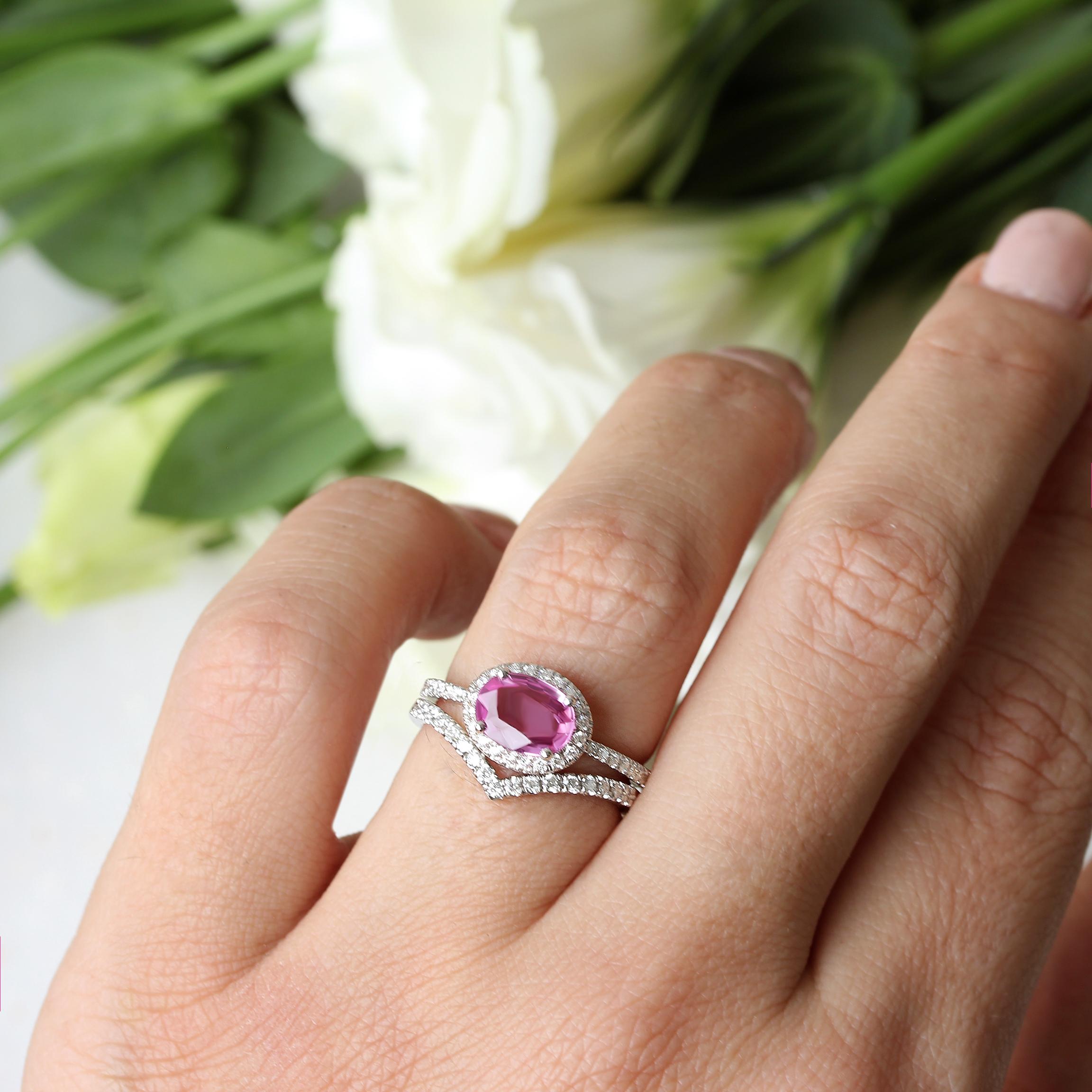 Verlobungsring mit ovalem rosa Saphir und Diamant-Halo, einzigartiger Ost-West-Verlobungsring im Zustand „Neu“ im Angebot in Hertsliya, IL