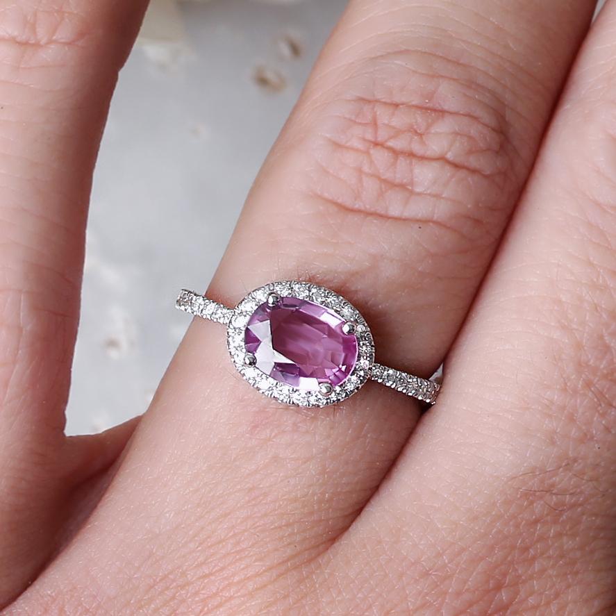 Verlobungsring mit ovalem rosa Saphir und Diamant-Halo, einzigartiger Ost-West-Verlobungsring im Angebot 2