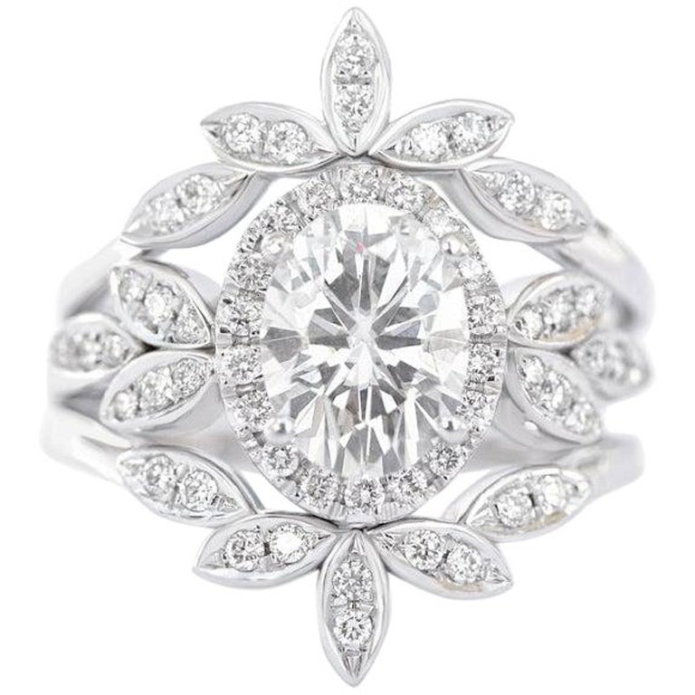 Ovaler Moissanit-Diamant-Halo-Einzigartiger geblümter Drei-Ring-Set „Minimal-Lilie“ im Angebot
