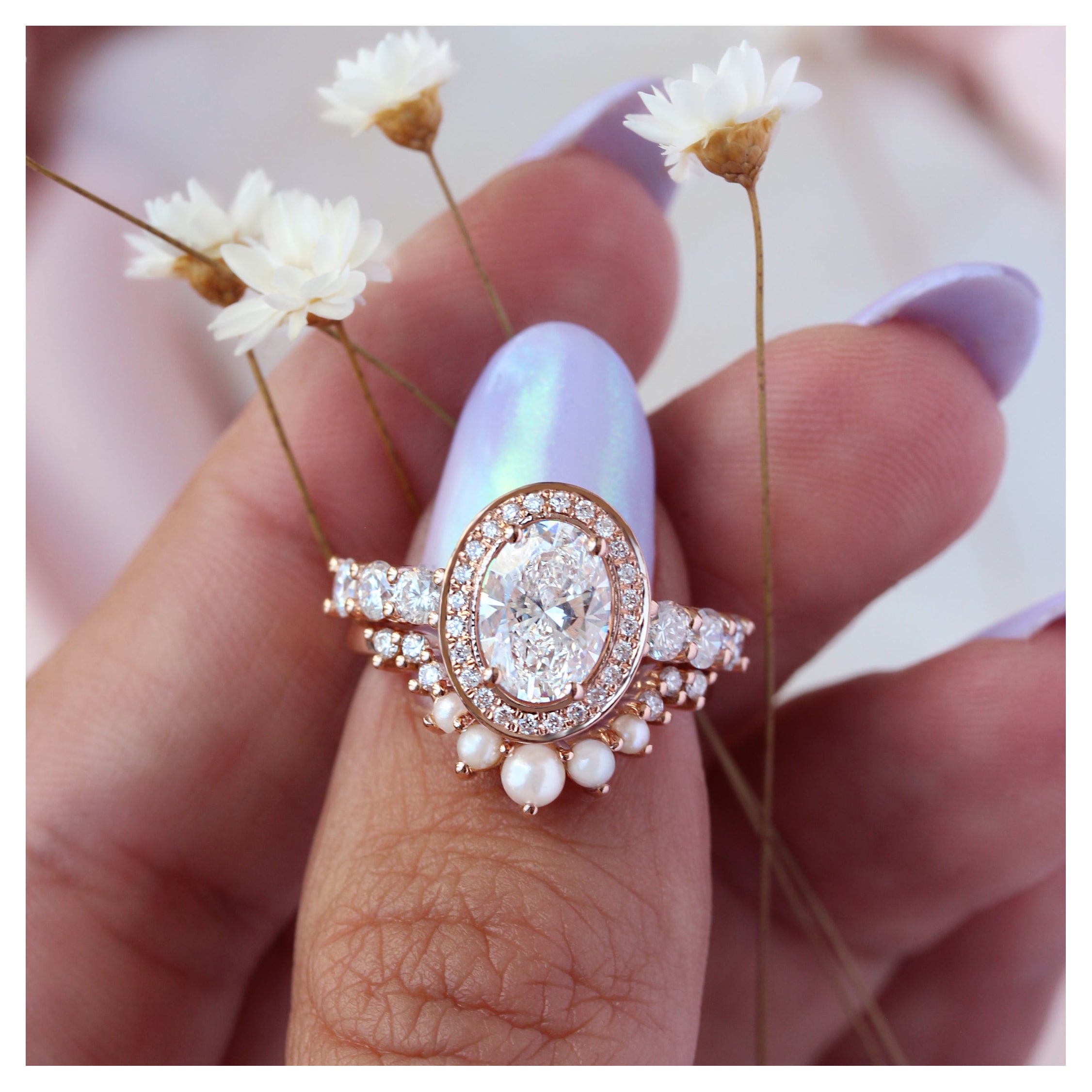 Bague de fiançailles unique en Moissanite ovale avec anneau de perles - Ensemble de deux bagues en vente