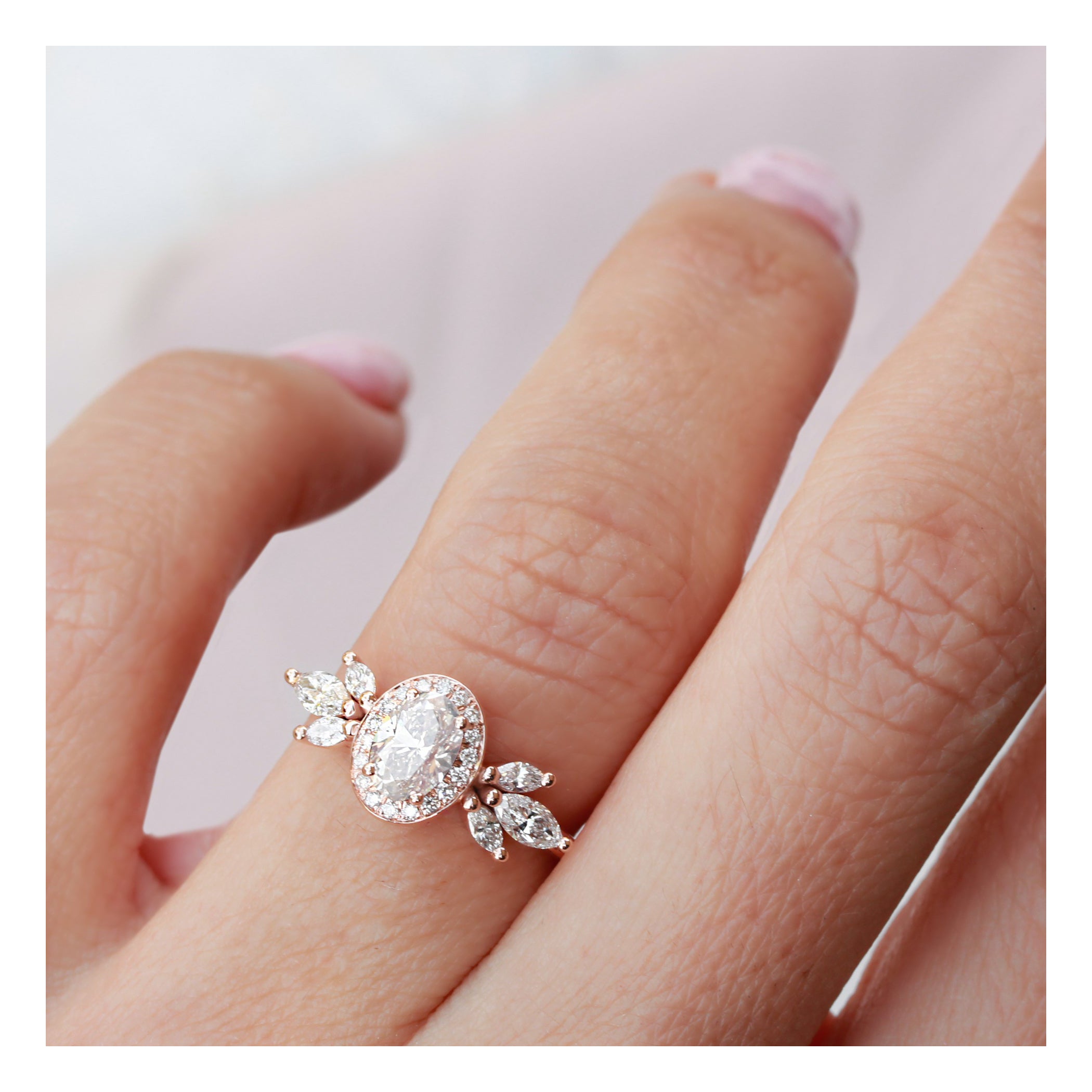 Bague de fiançailles unique en mosaïque ovale avec halo de diamants 1,30 carat, "Athena" en vente