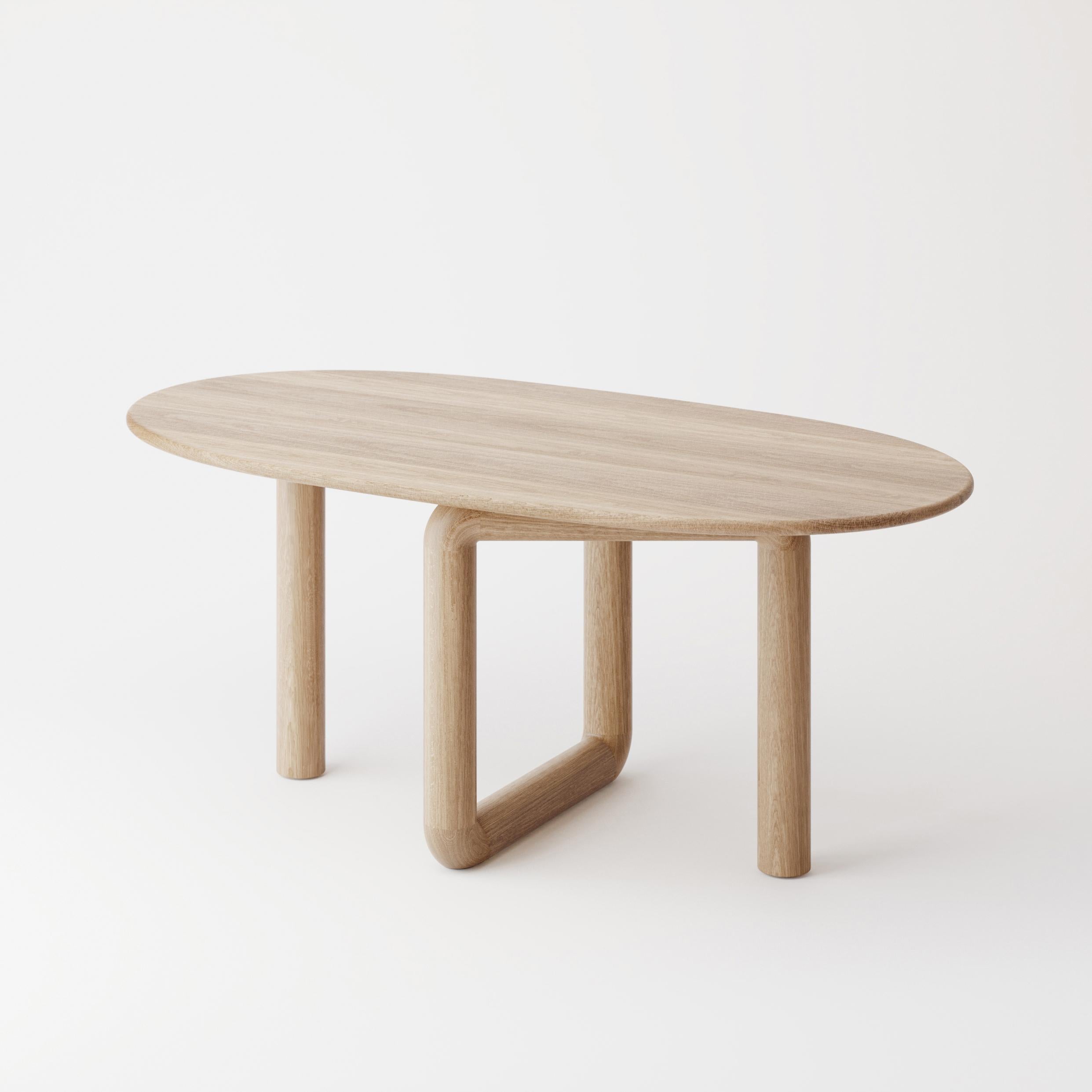Una única cuerda retorcida de madera maciza se esculpe para formar la base de esta mesa de comedor de la firma de diseño canadiense Objects & Ideas. Hecho a mano con madera maciza sostenible certificada por artesanos canadienses, es un  una versión