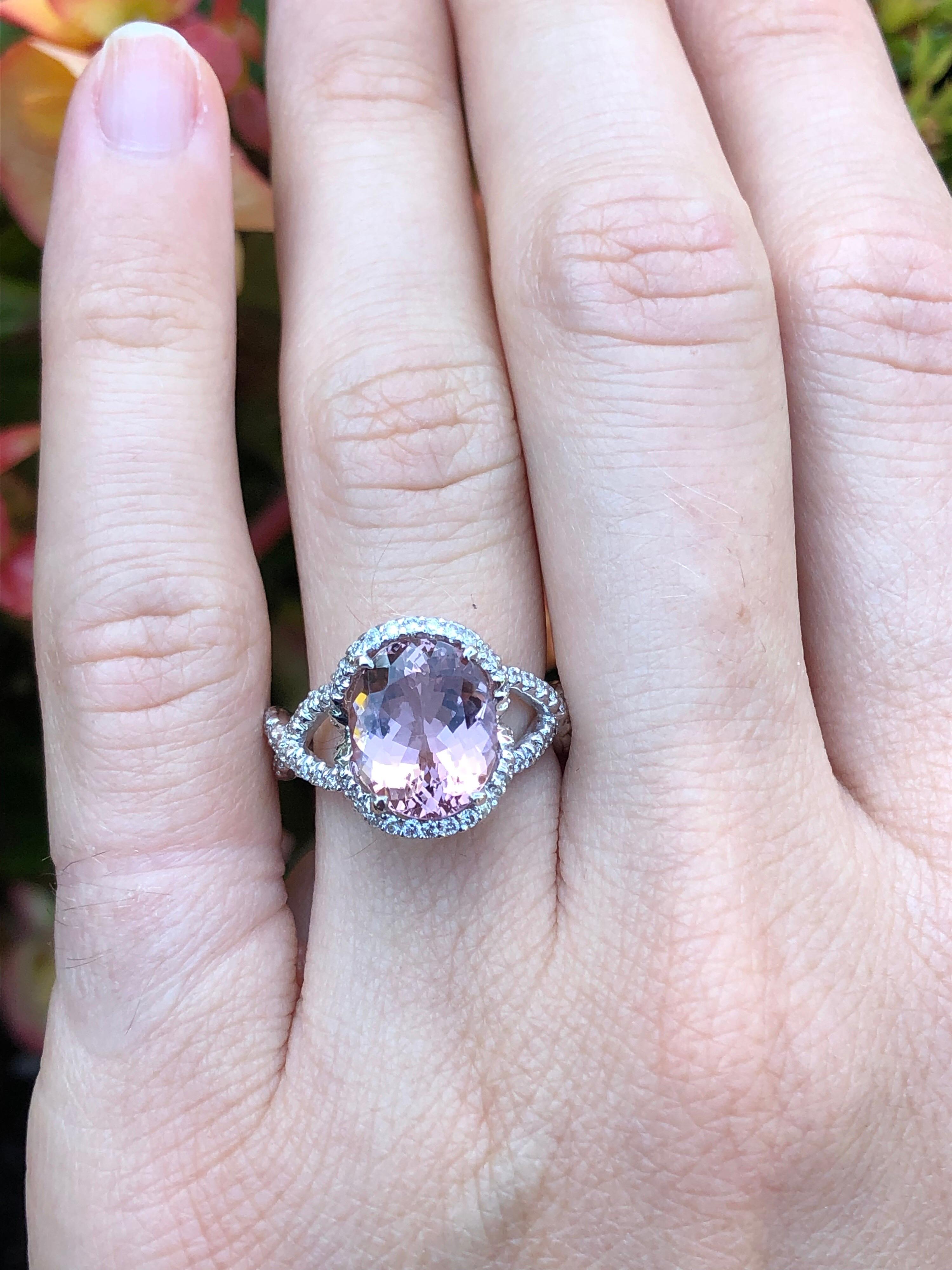 Modern Morganite Ring Oval 3.50 Carats For Sale