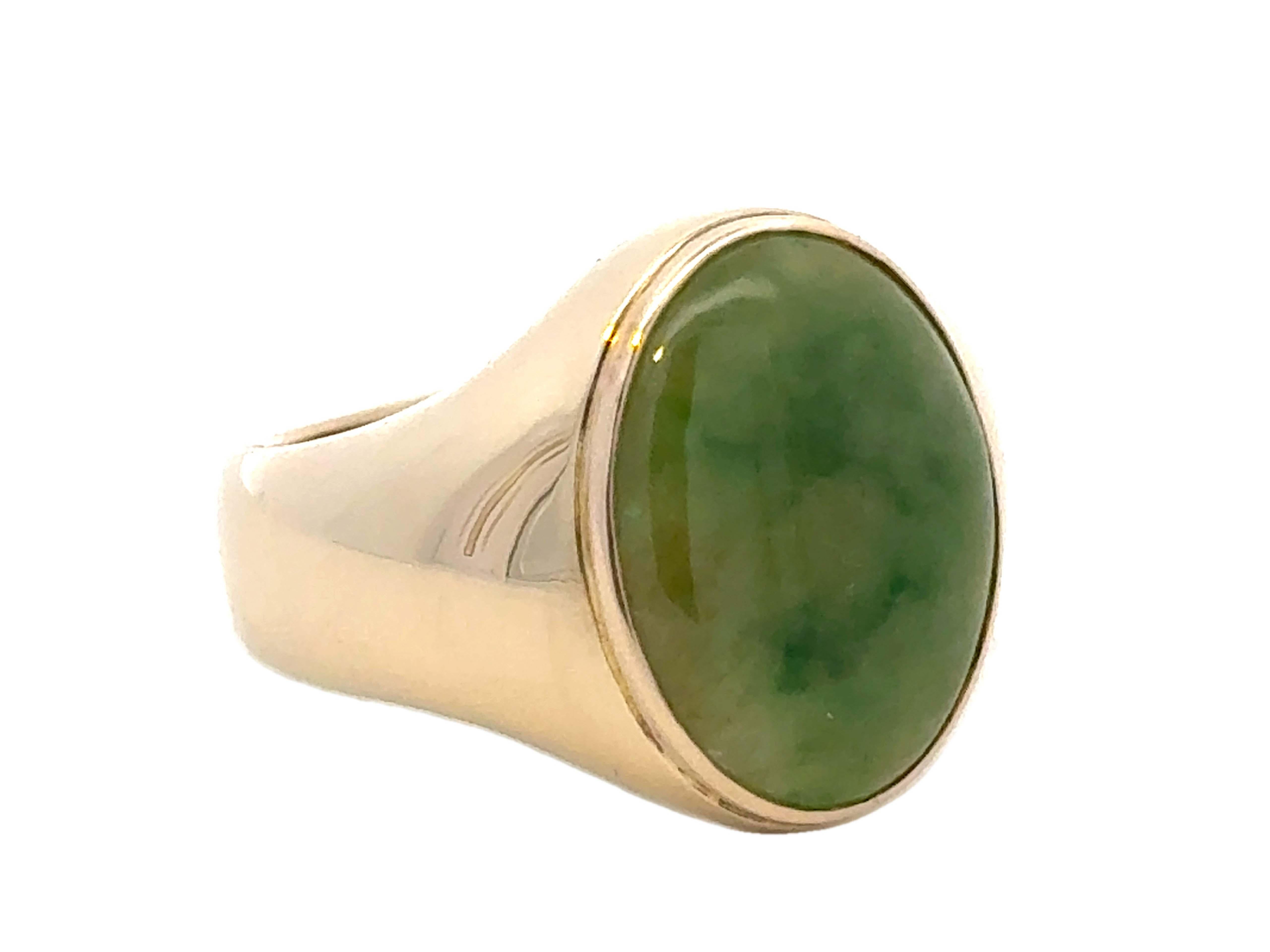 Modern Oval Mottled Green Jade Ring 14K Yellow Gold For Sale