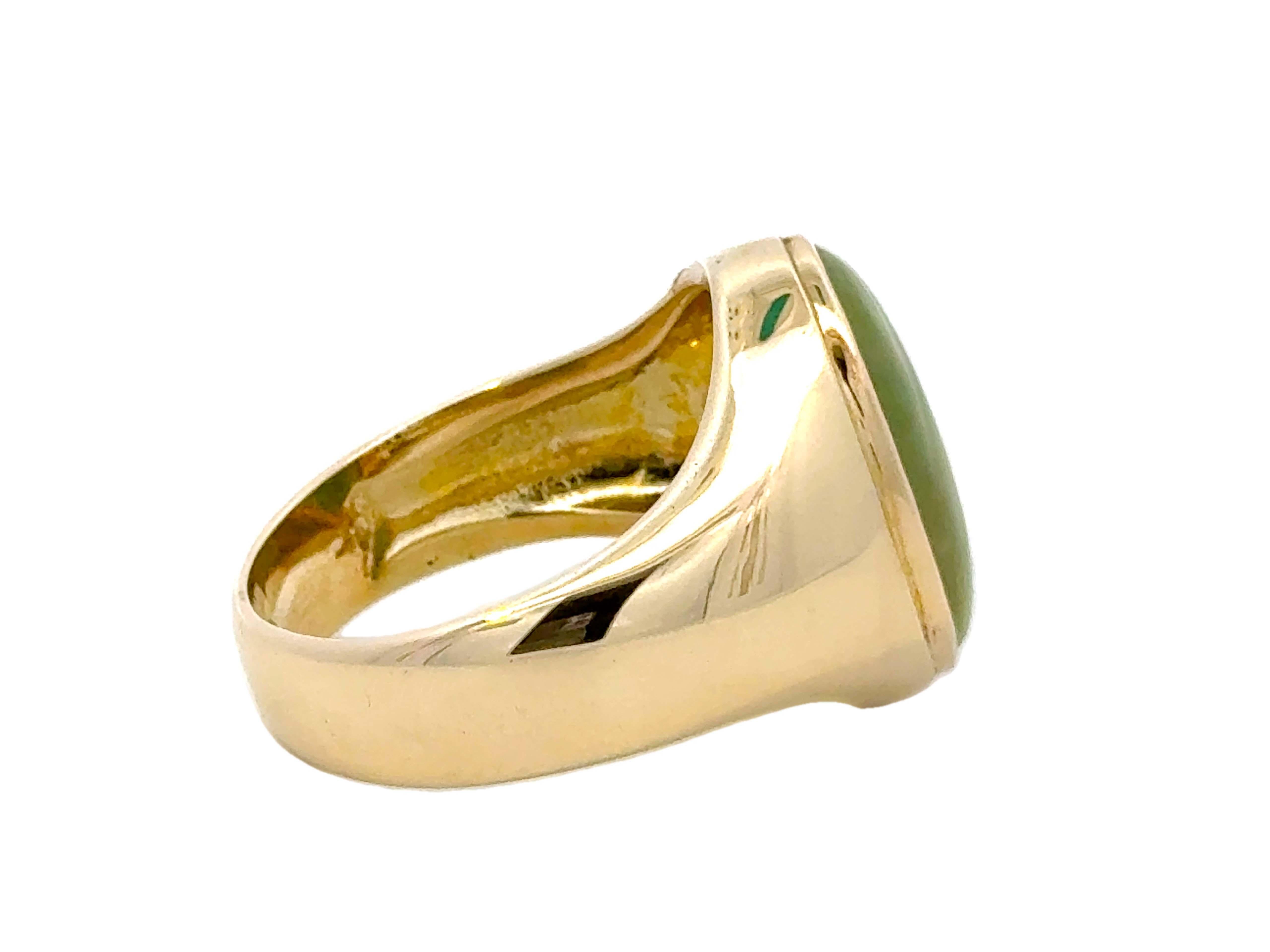 Oval Mottled Green Jade Ring 14K Yellow Gold In Excellent Condition For Sale In Honolulu, HI