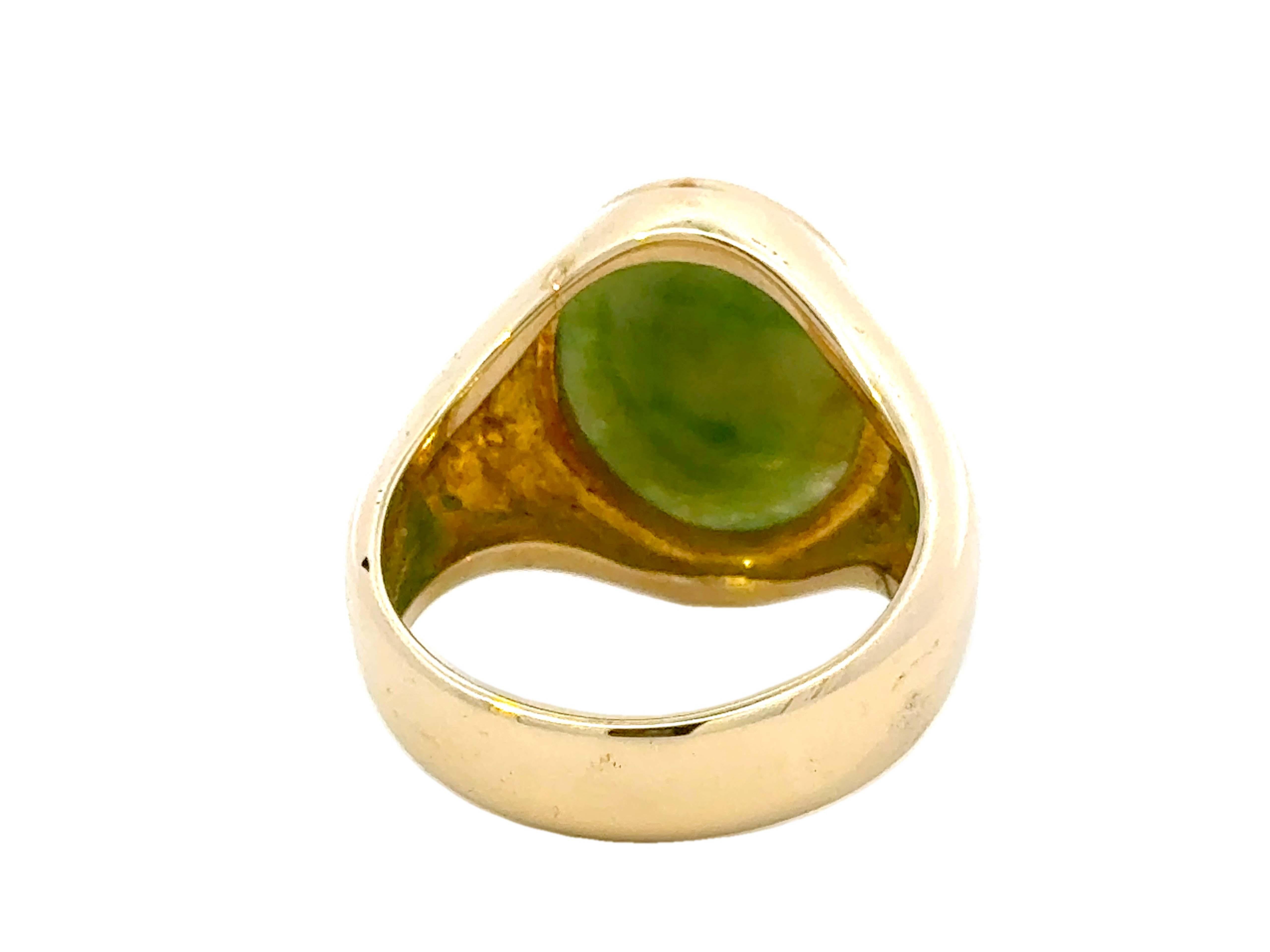 Oval Mottled Green Jade Ring 14K Yellow Gold For Sale 1