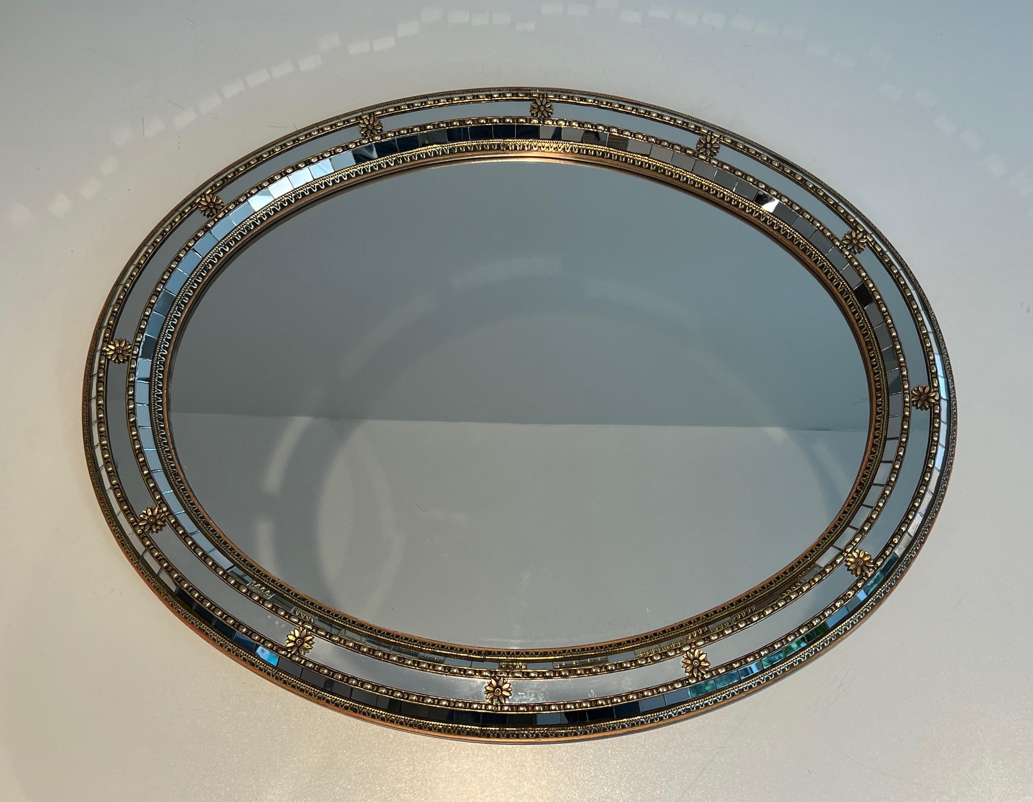 Néoclassique Miroir ovale à multiples facettes avec guirlandes en laiton en vente