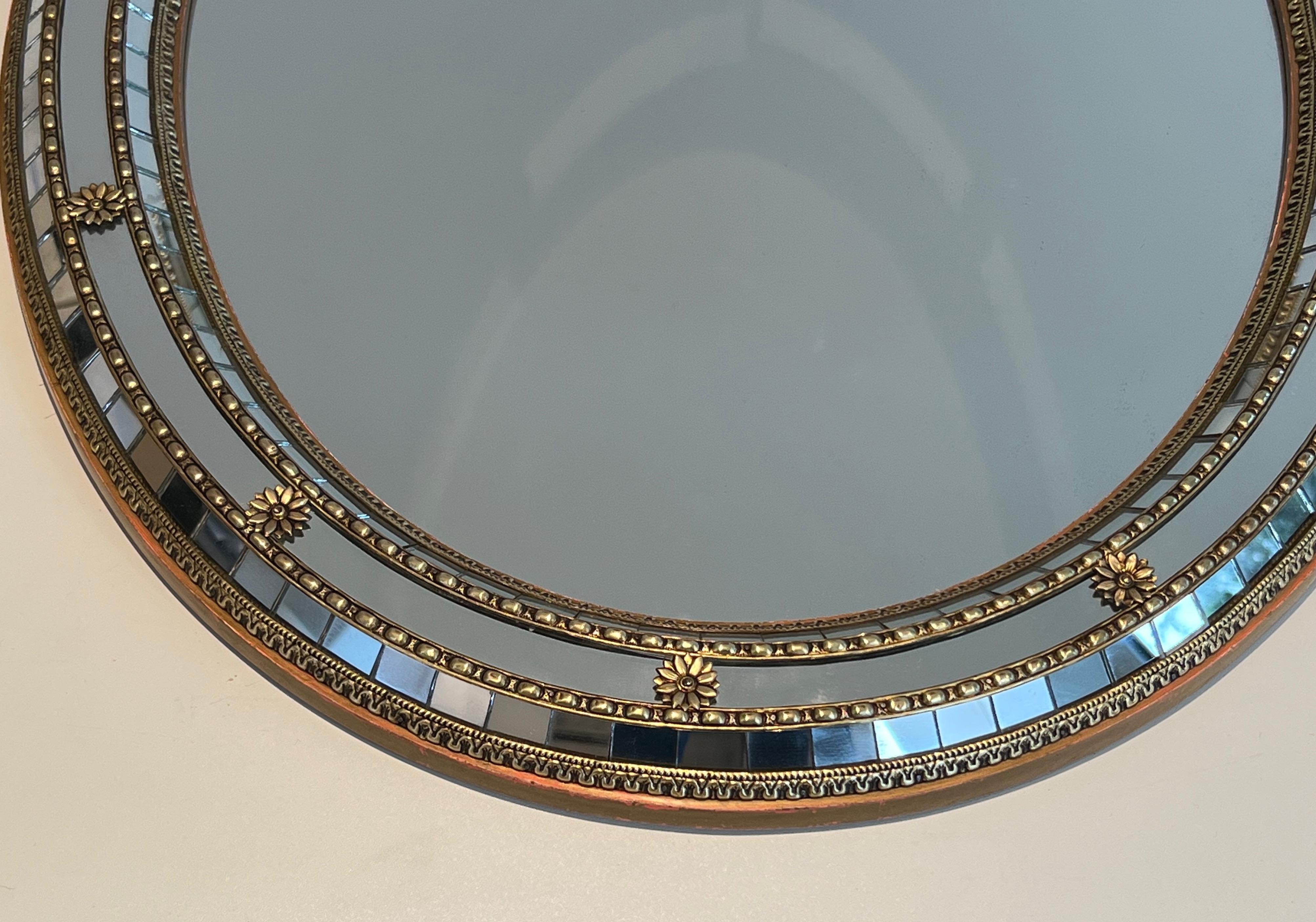 Français Miroir ovale à multiples facettes avec guirlandes en laiton en vente