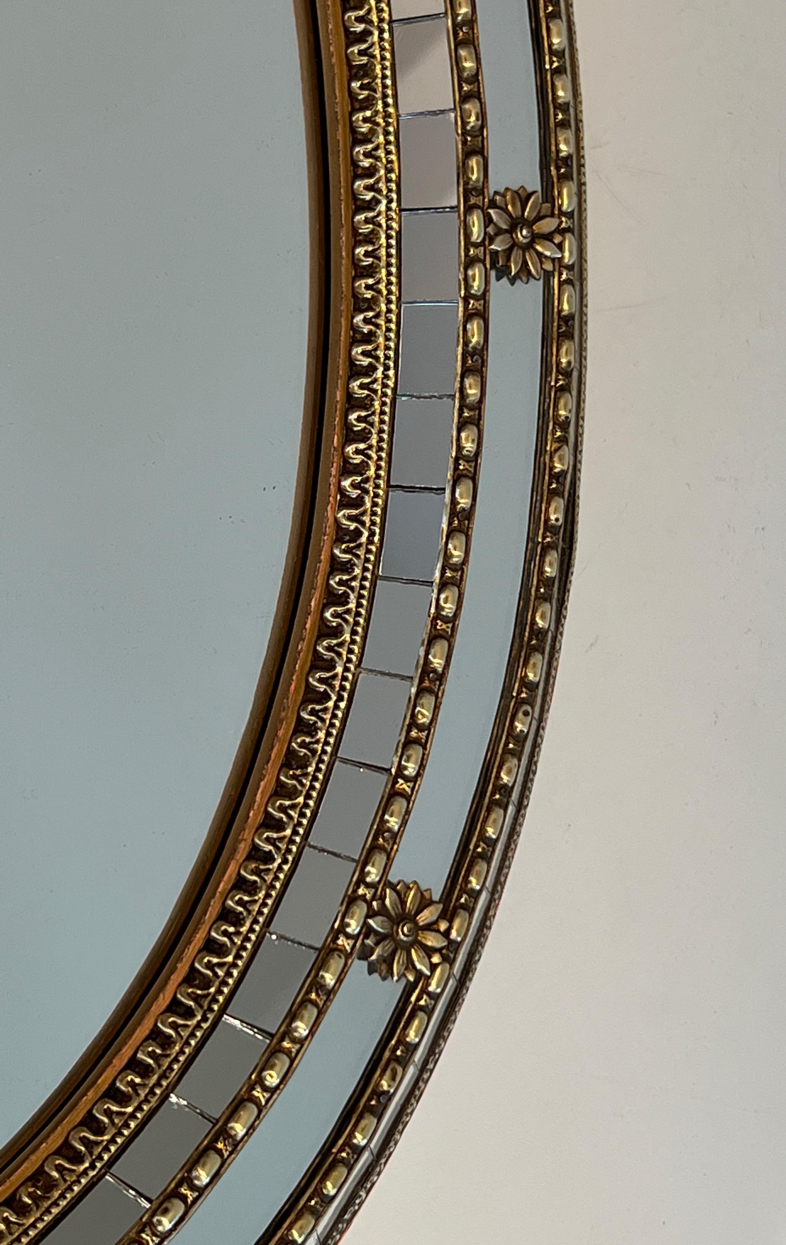 Miroir ovale à multiples facettes avec guirlandes en laiton en vente 1