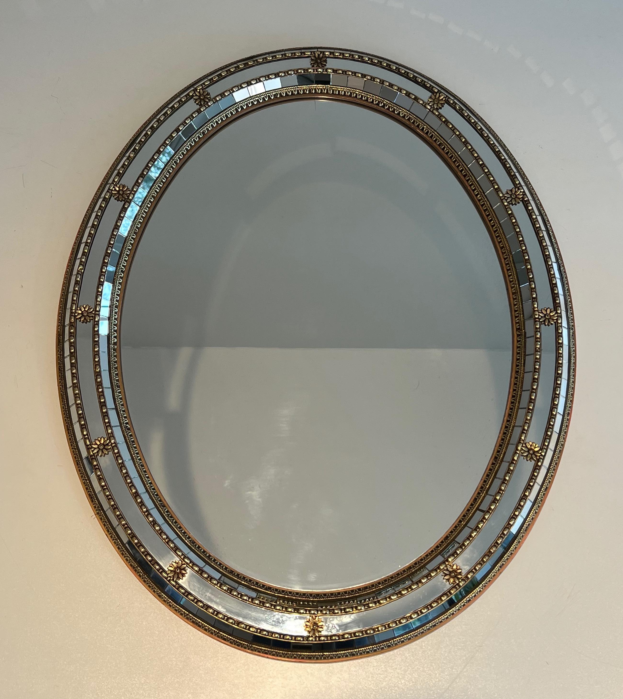 Miroir ovale à multiples facettes avec guirlandes en laiton en vente 3