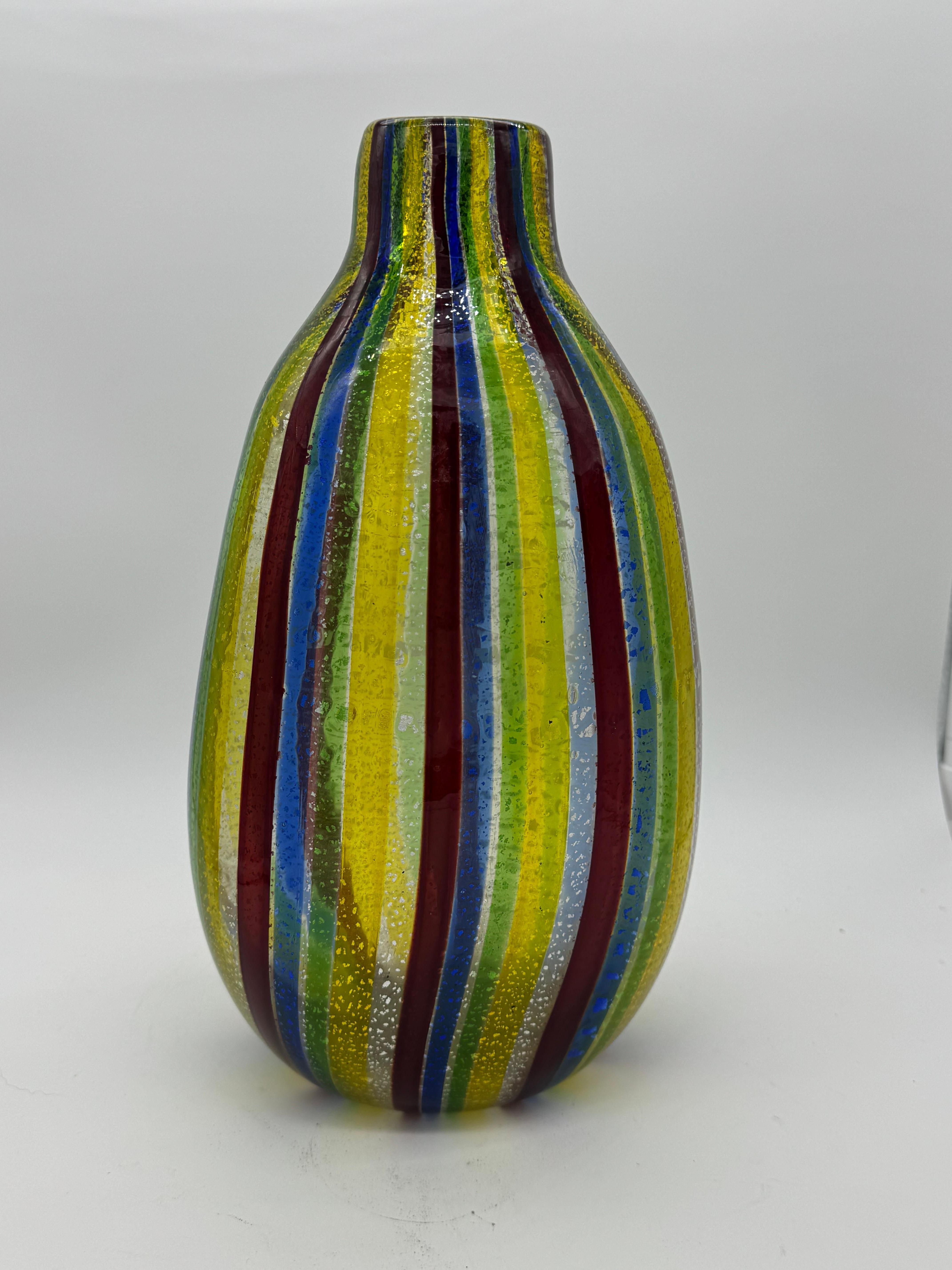 Vaso ovale di Murano della Vitreria A.VE.M modello 1266 Anzolo Fuga - 1953. Questo splendido vaso ovale di Murano è un pezzo del modello 1266, progettato dal famoso Anzolo Fuga per la prestigiosa Vitreria A.VE.M. nel 1953. Il vaso presenta un vivace