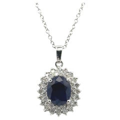 Collier pendentif en or blanc 14 carats avec saphir bleu naturel ovale et diamants