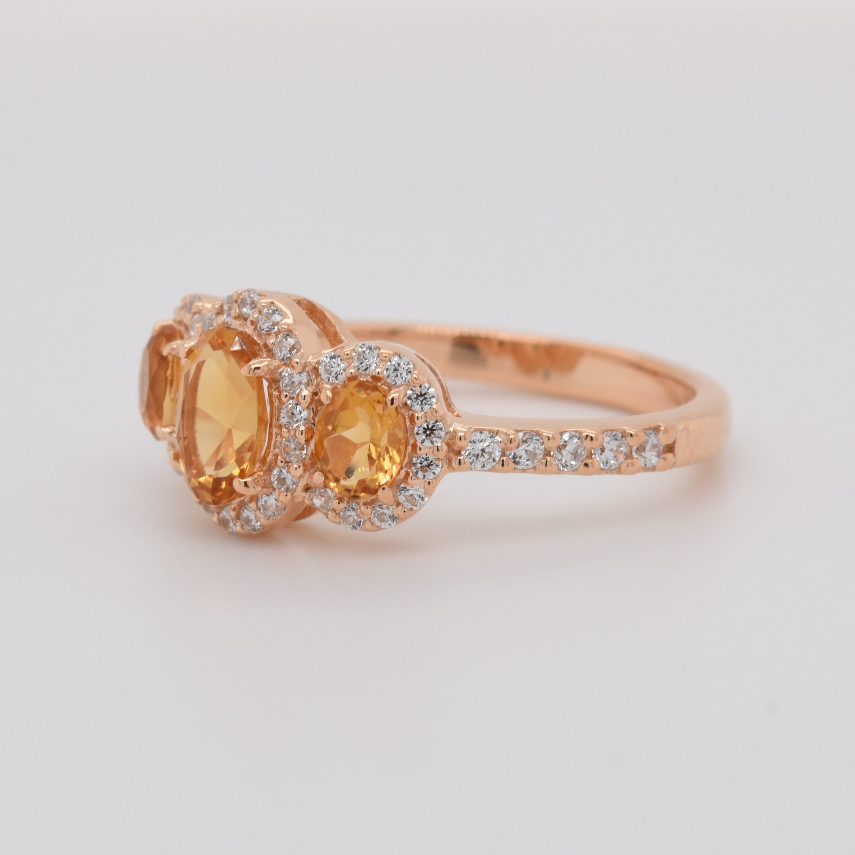 Ovale Form Citrin Edelstein und CZ schön in einem Ring gefertigt. Eine feurige gelbe Farbe November Birthstone. Für einen besonderen Anlass wie Verlobung oder Heiratsantrag oder als Geschenk für einen besonderen Menschen.

Name des Hauptsteins -