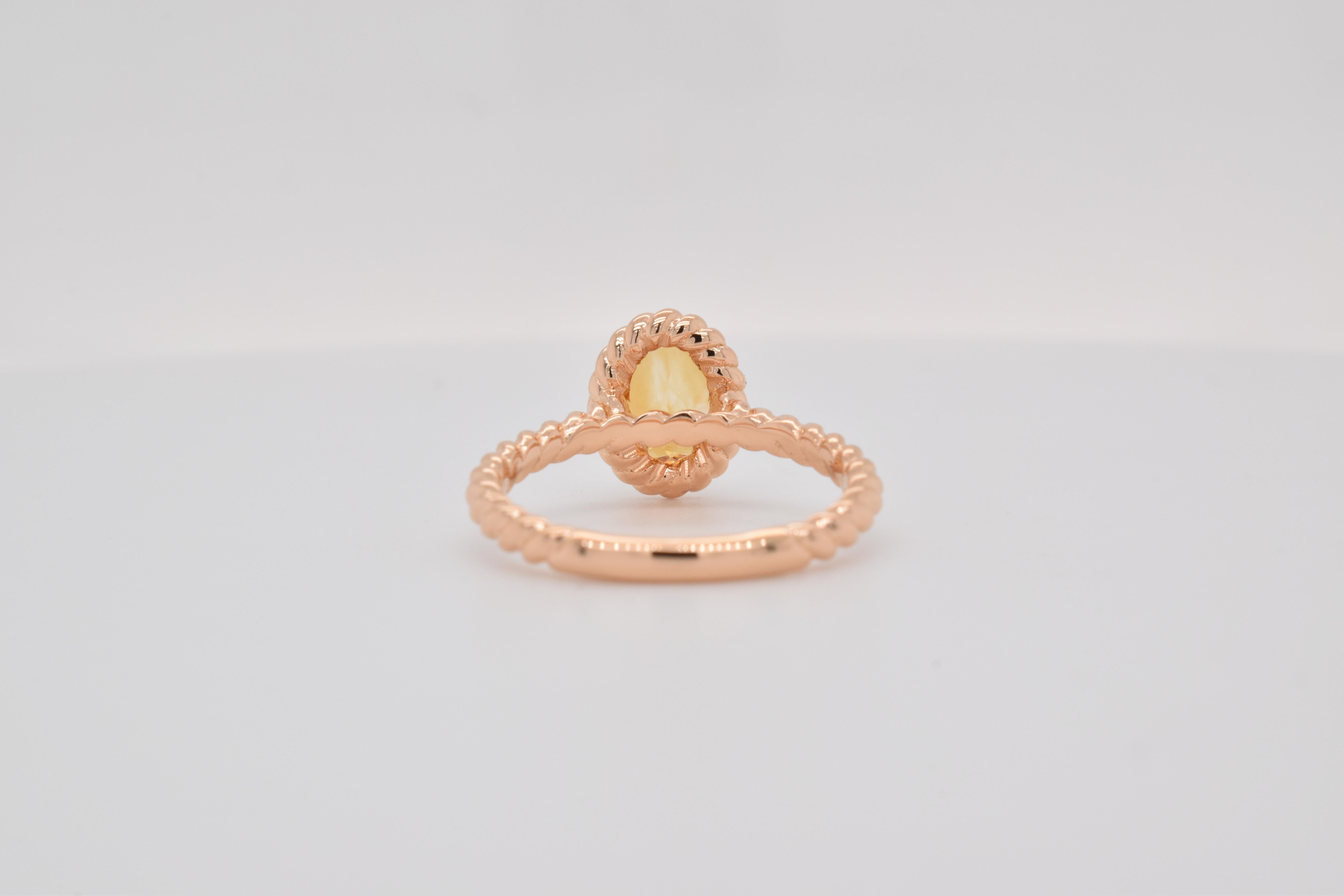 Ovale Form Citrin Edelstein  handwerklich schön gemacht  in einem Ring. Eine feurige gelbe Farbe November Birthstone. Für einen besonderen Anlass wie Verlobung oder Heiratsantrag oder als Geschenk für einen besonderen Menschen.

Größe des